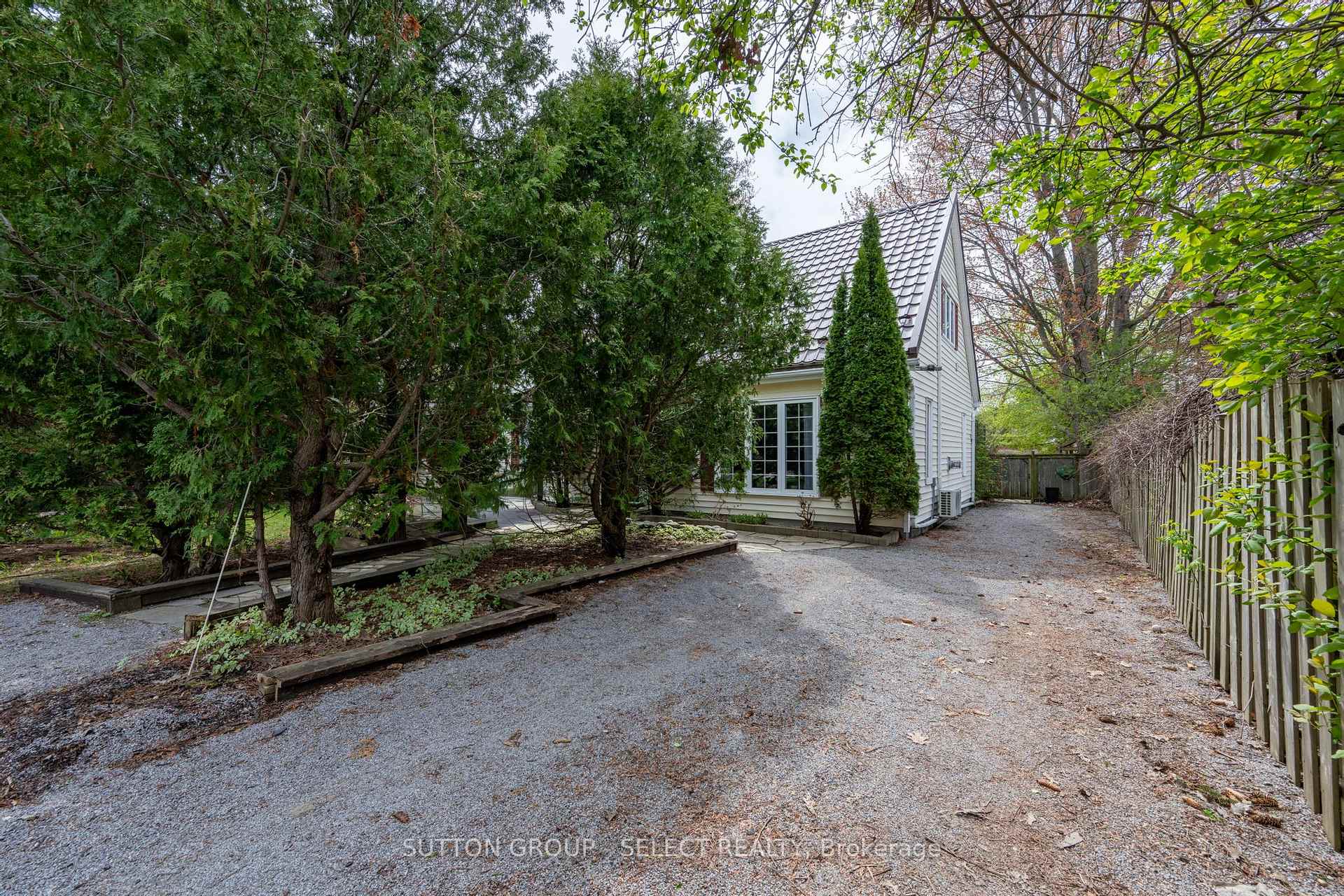 1129 Sunningdale Road E, London North — photo 2 of 5