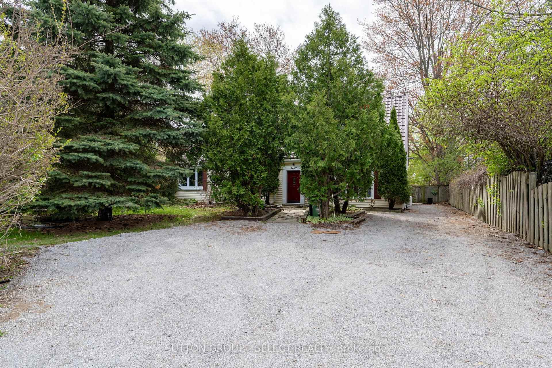 1129 Sunningdale Road E, London North — photo 3 of 5