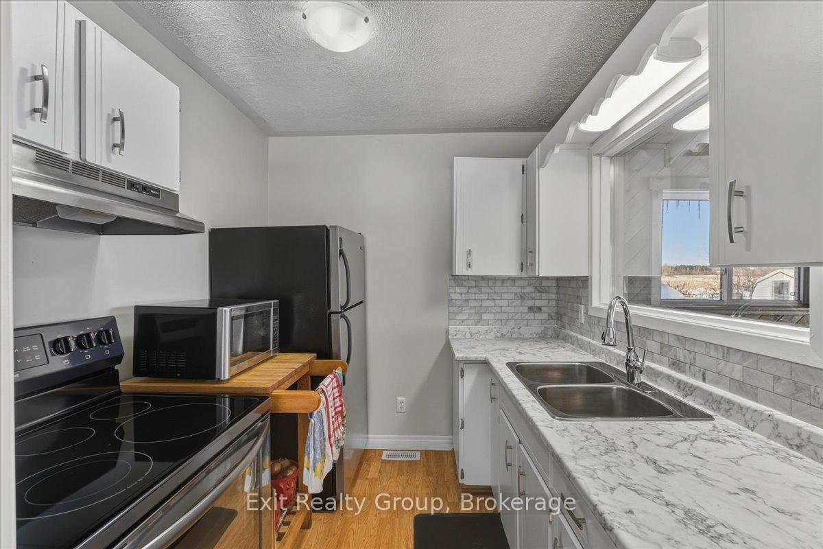 33 Willow Point Road, Brighton — photo 4 of 5
