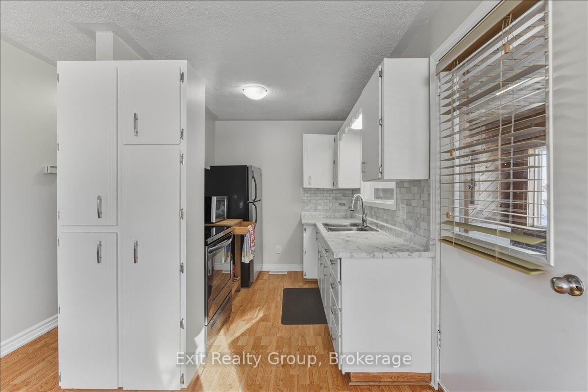 33 Willow Point Road, Brighton — photo 5 of 5