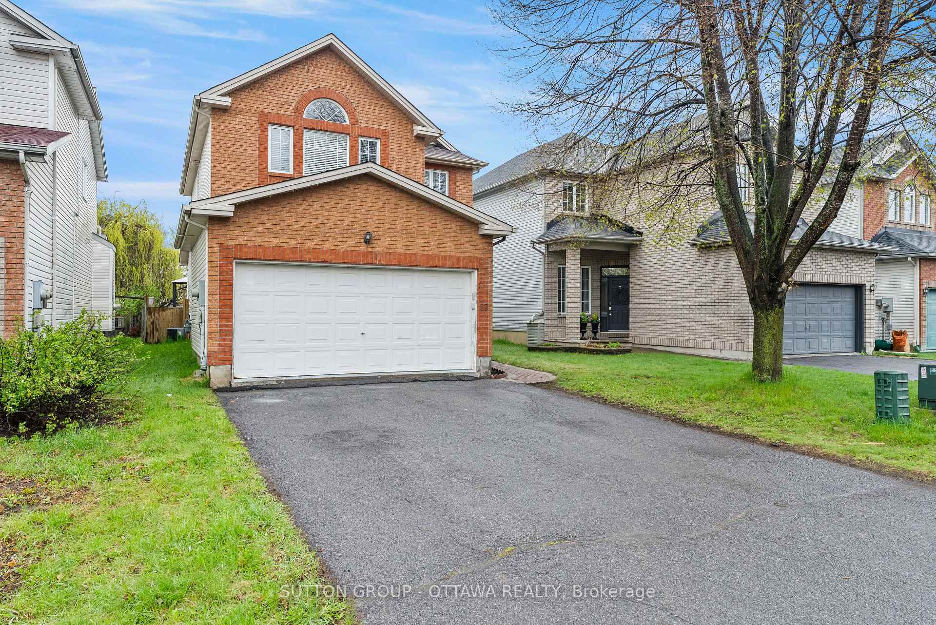 27 Nairn Street, Kanata — photo 3 of 5