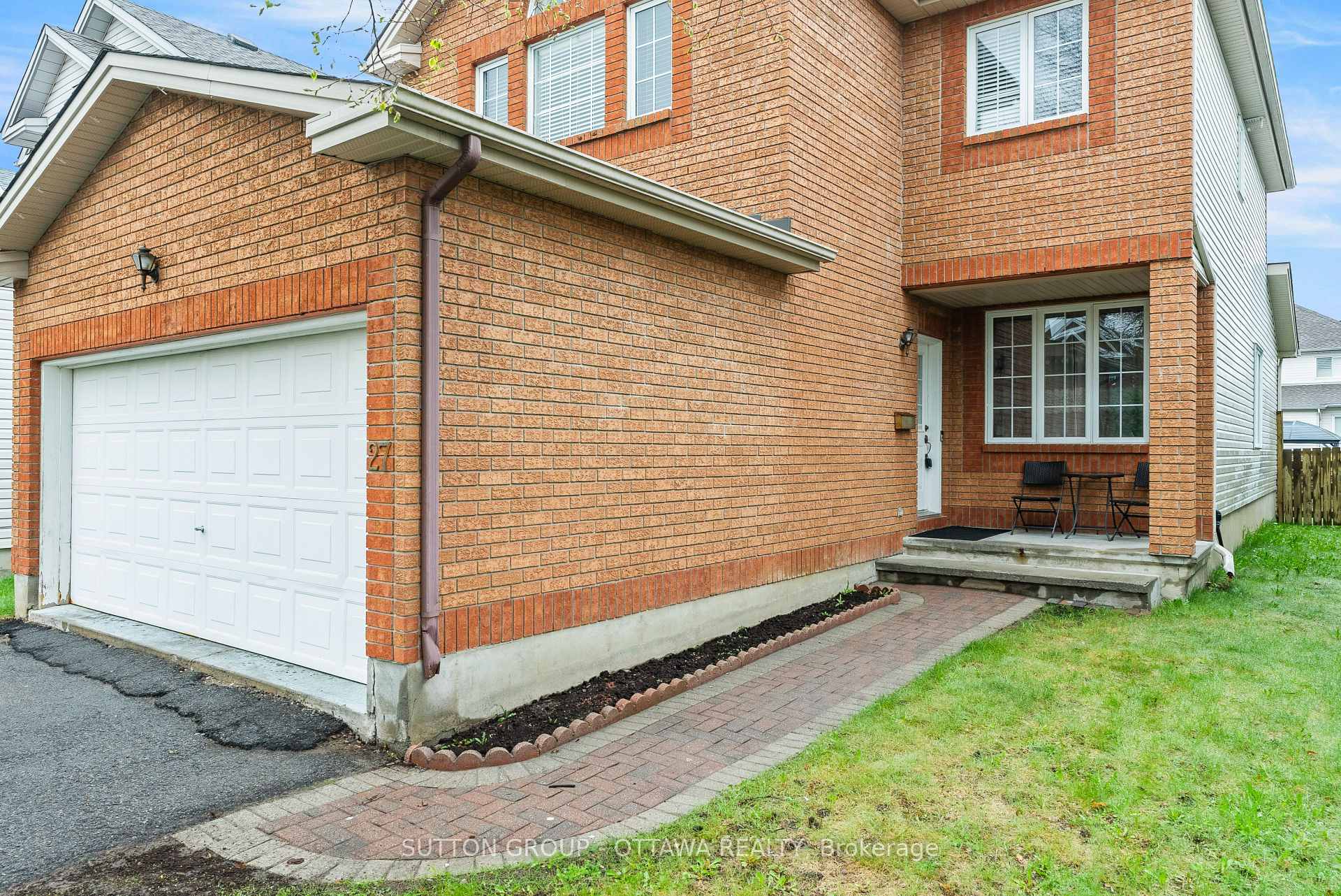 27 Nairn Street, Kanata — photo 4 of 5