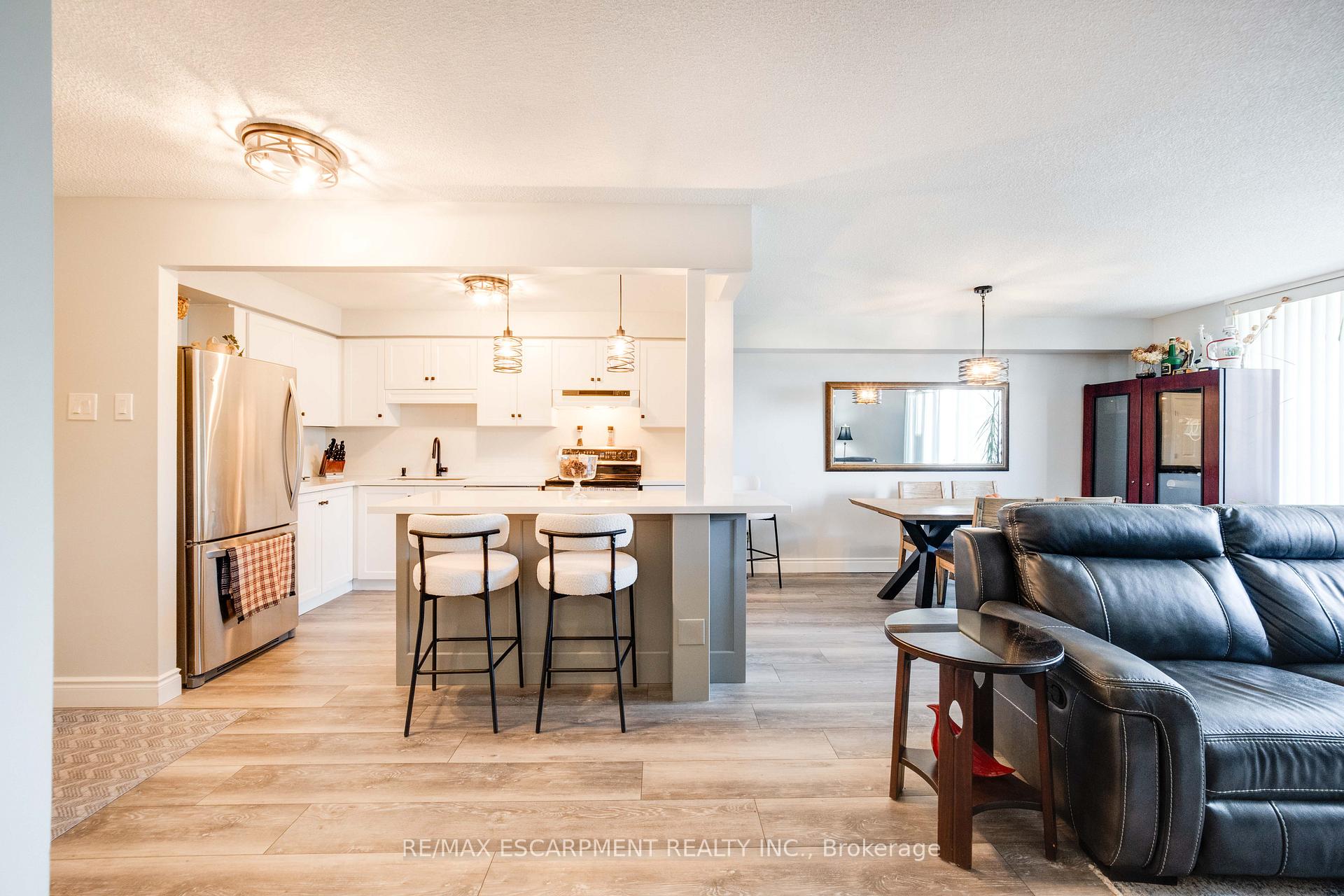 9 Bonheur Court 401, Brantford — photo 2 of 5