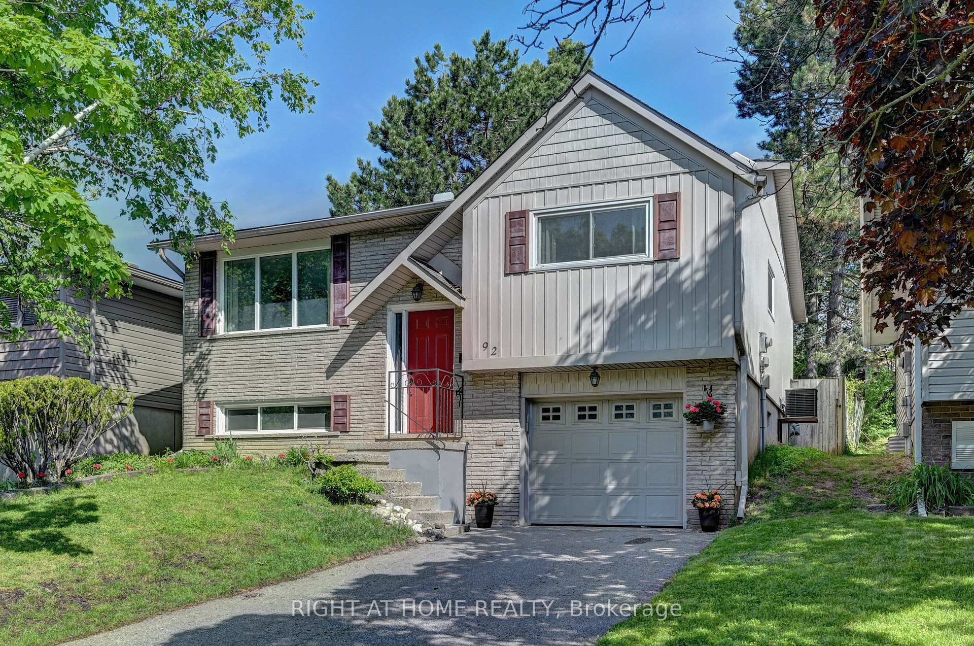 92 Pinemeadow Crescent, Waterloo — photo 2 of 5