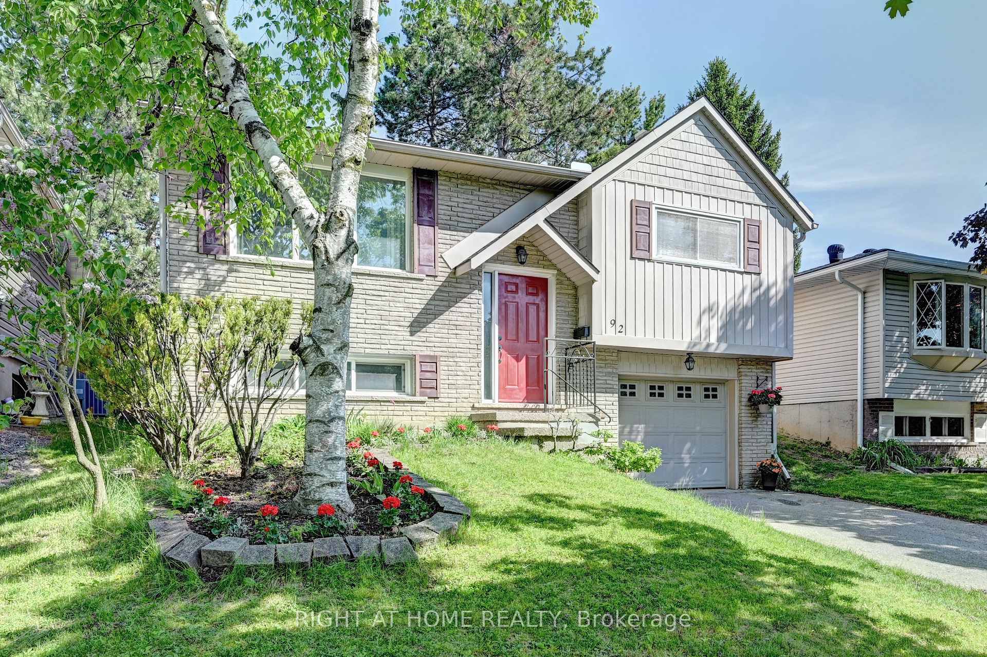 92 Pinemeadow Crescent, Waterloo — photo 3 of 5