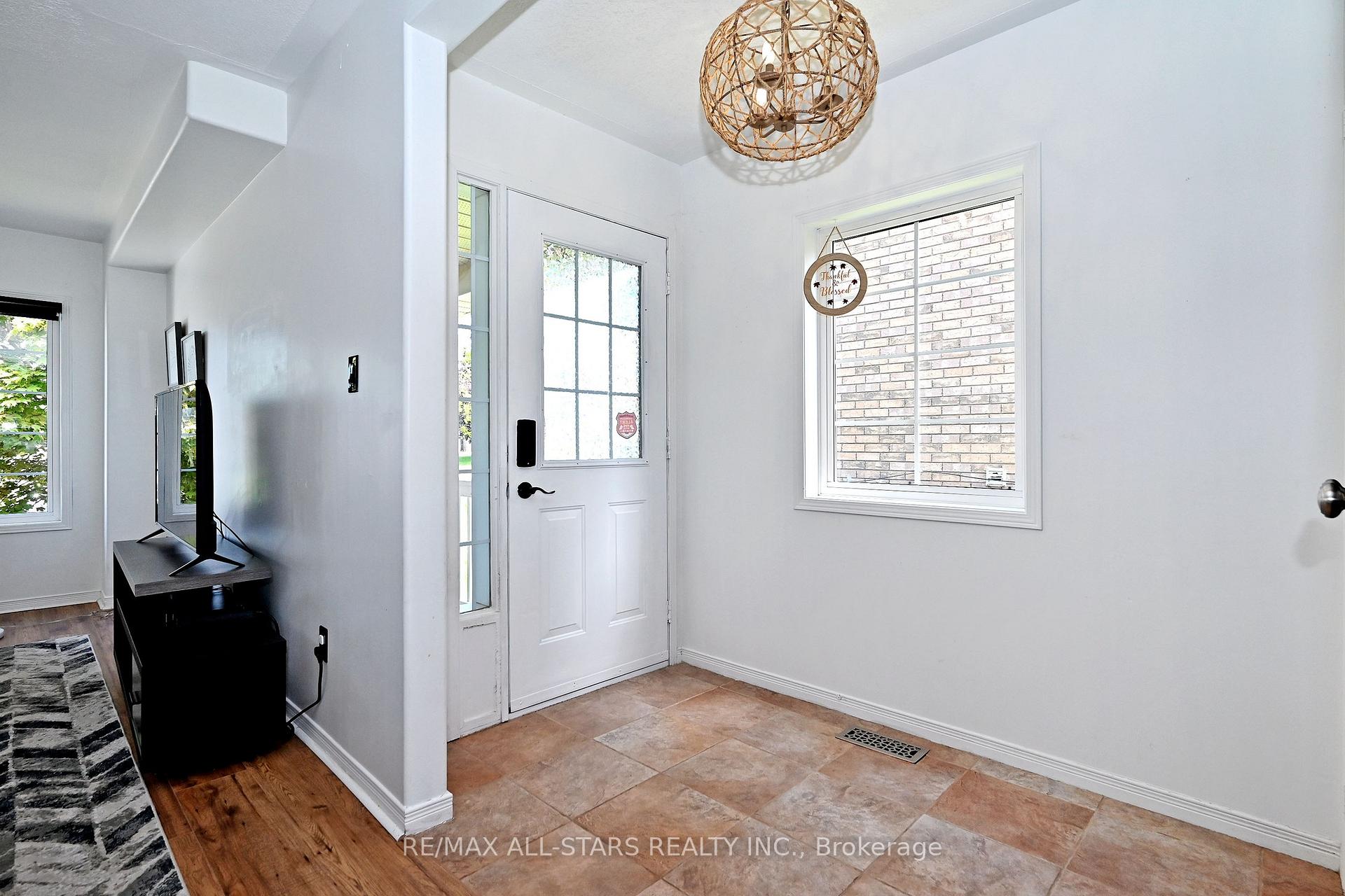647 Trailview Drive, Peterborough — photo 4 of 5