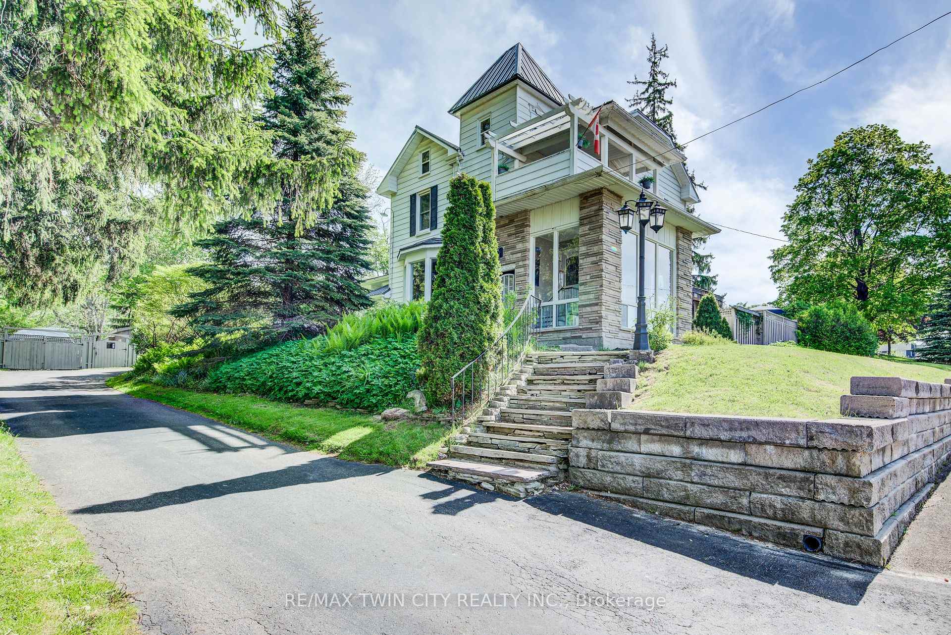 1521 Bridge Street, Wilmot — photo 2 of 5