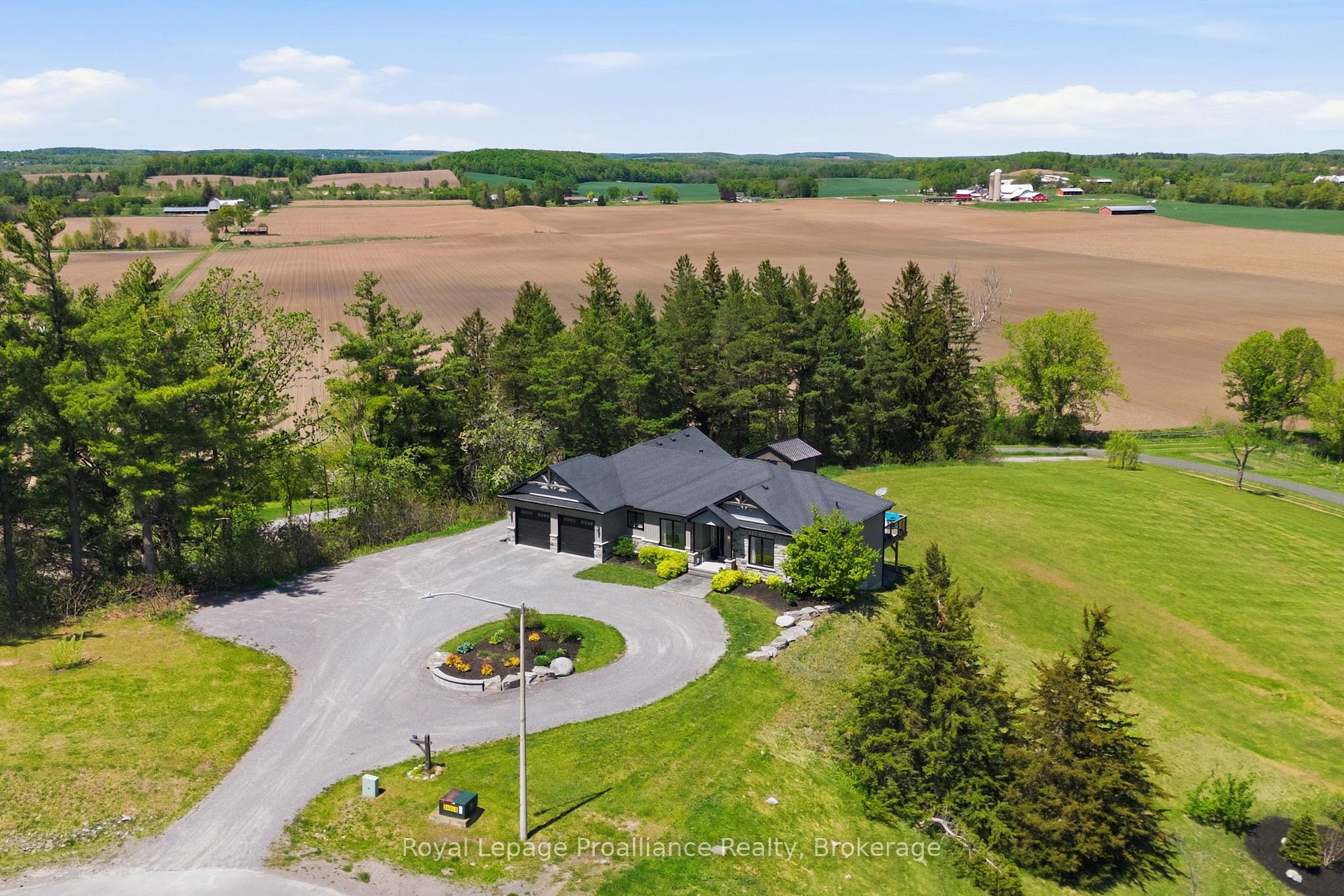 137 WINDWHISPER Drive, Belleville — photo 2 of 5