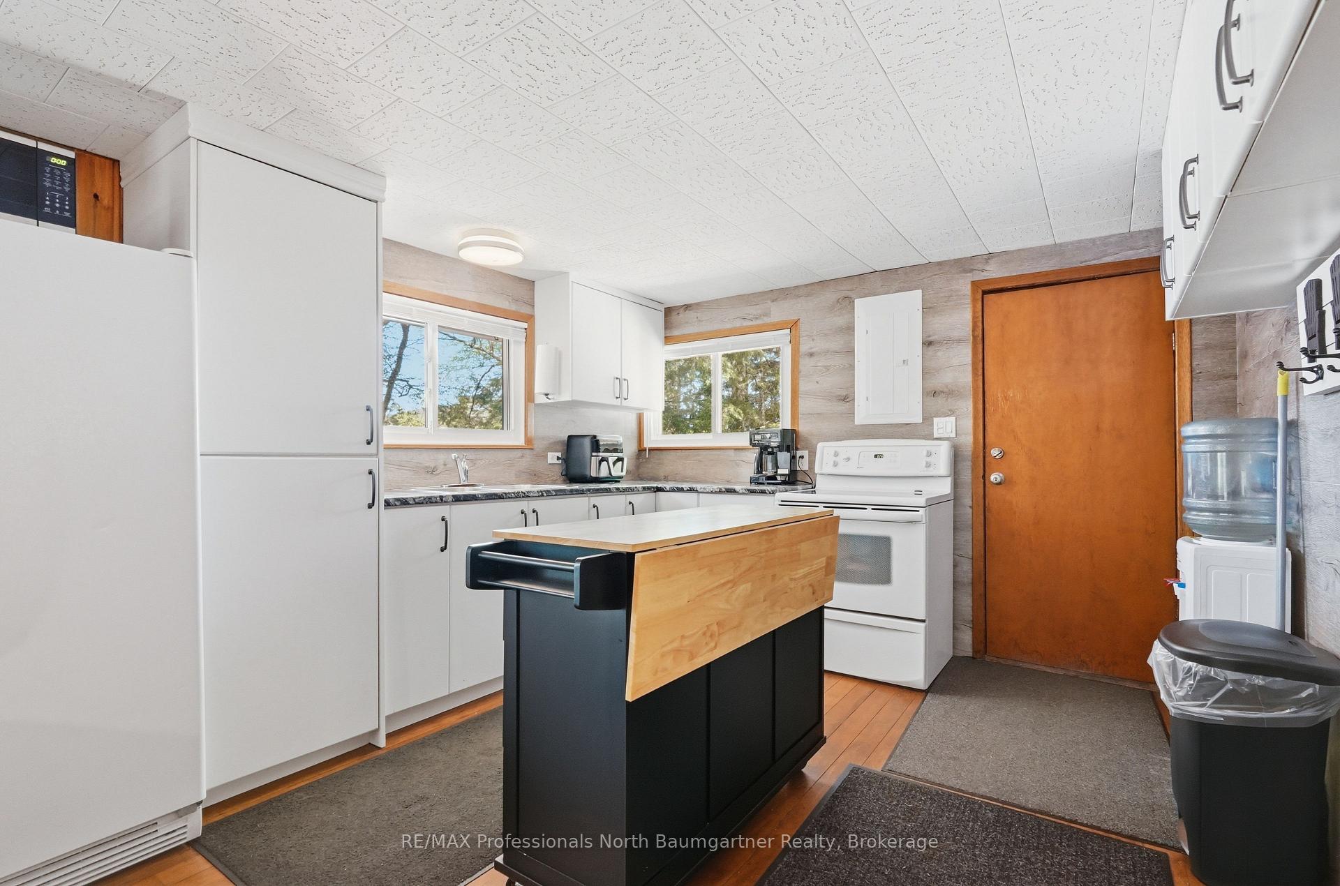 1111 Corylus Lane, Dysart et al — photo 4 of 5