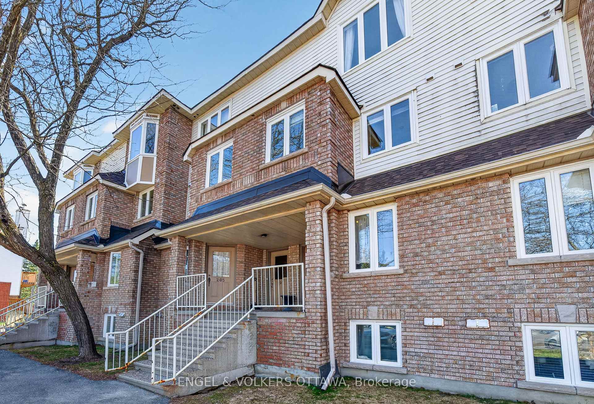 211 Briston Private, Hunt Club - South Keys and Area, ON K1G 5R5 — Hunt Club - South Keys and Area, Ontario