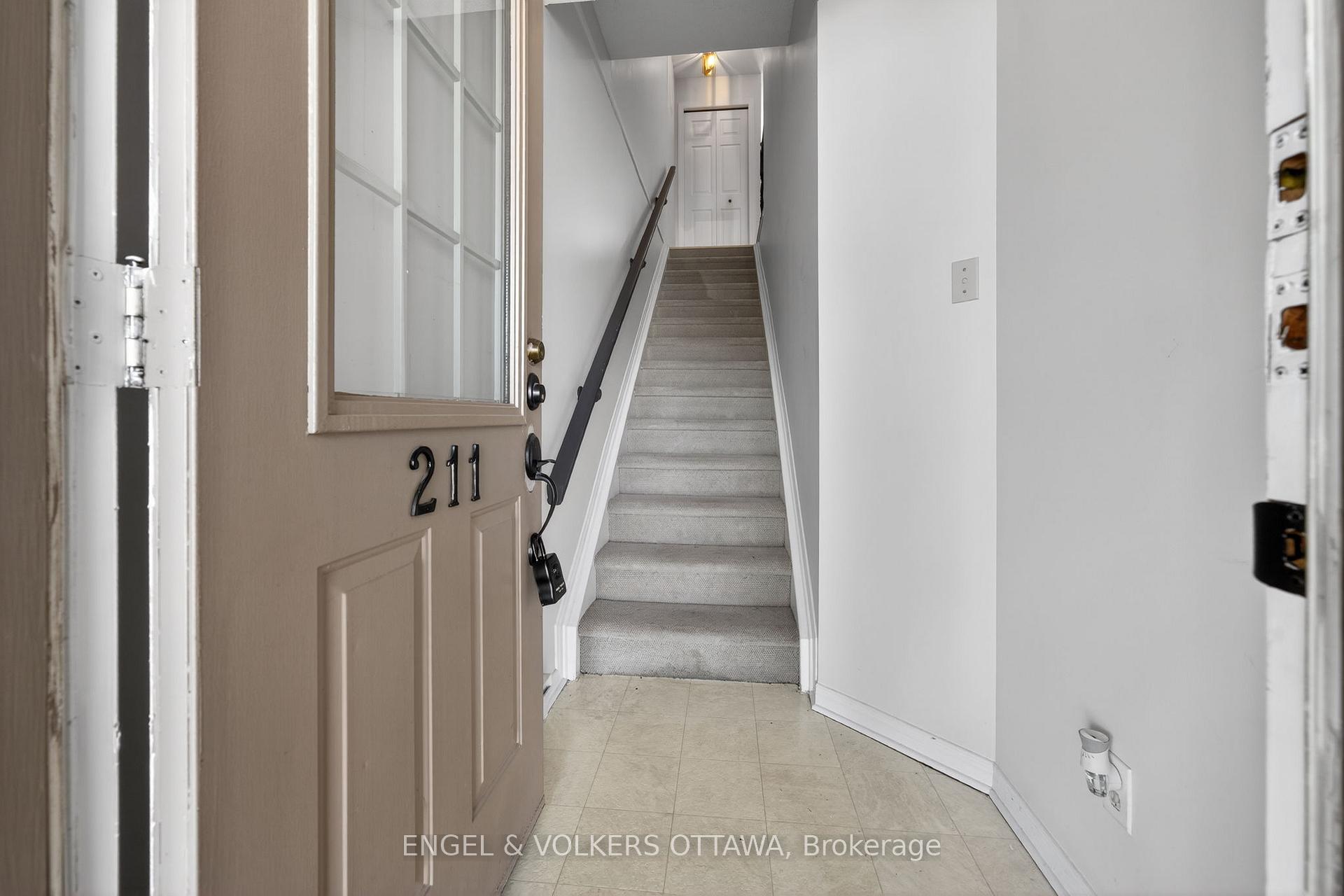 211 Briston Private, Hunt Club - South Keys and Area — photo 2 of 5
