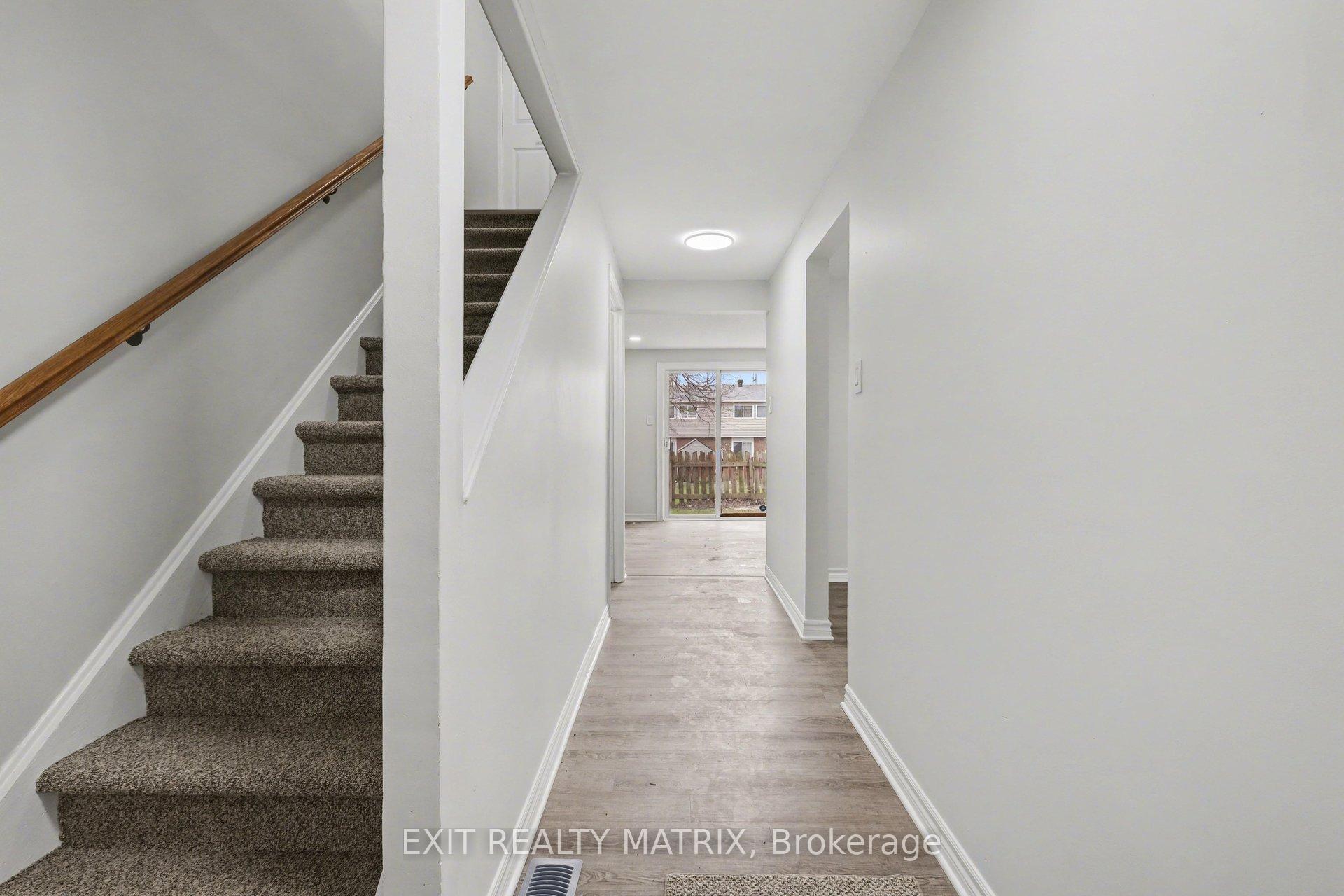 1468 Heatherington Road B, Hunt Club - South Keys and Area — photo 4 of 5