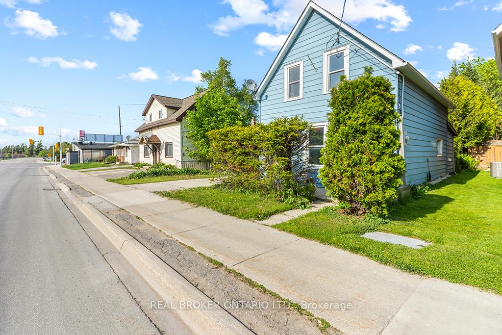 1323 2nd Avenue W, Owen Sound — photo 2 of 5