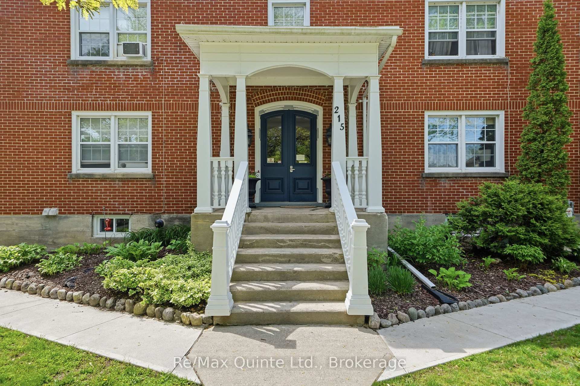 215 Victoria Avenue, Belleville — photo 4 of 5