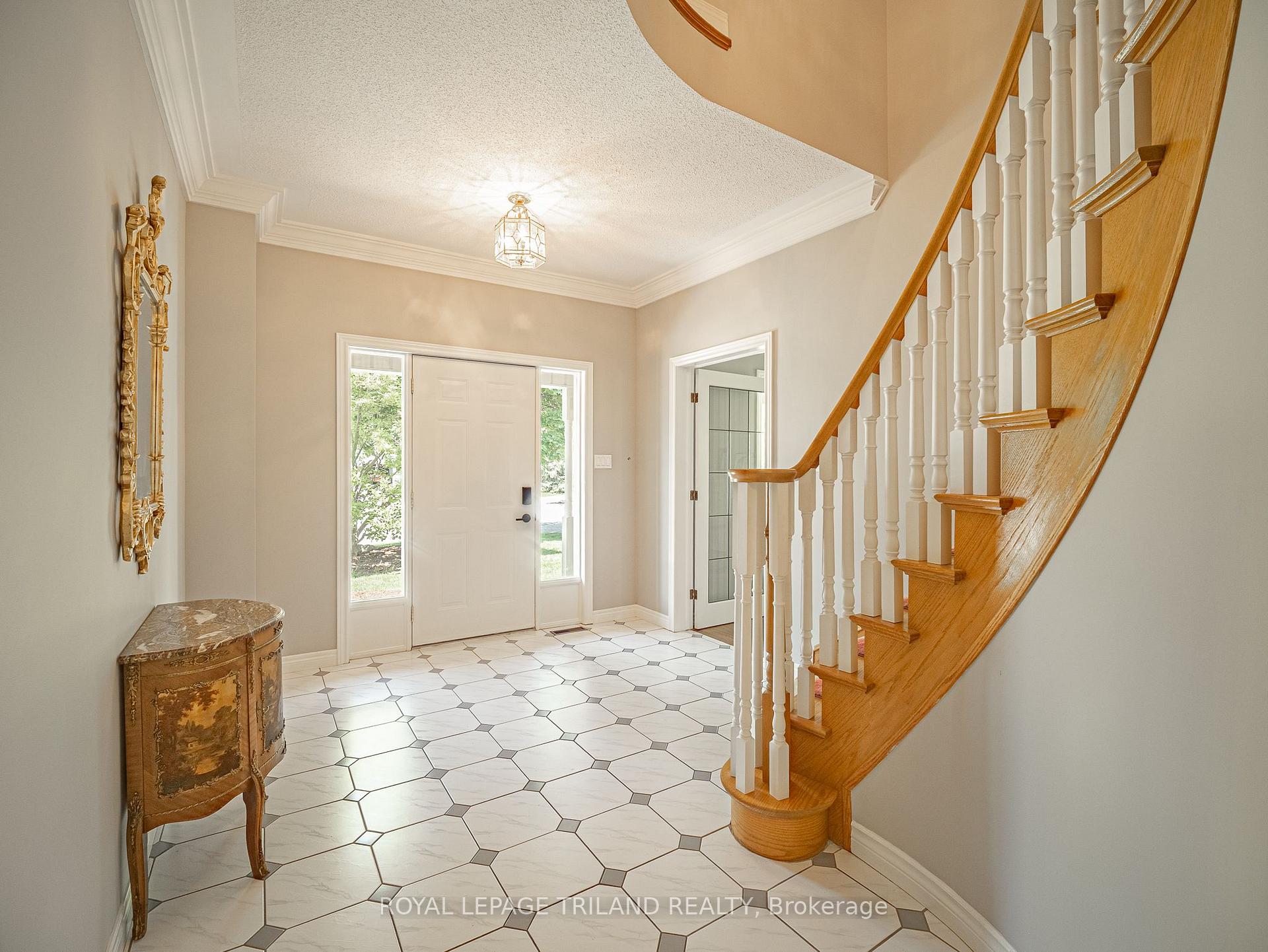 18 Angus Court W, London North — photo 5 of 5