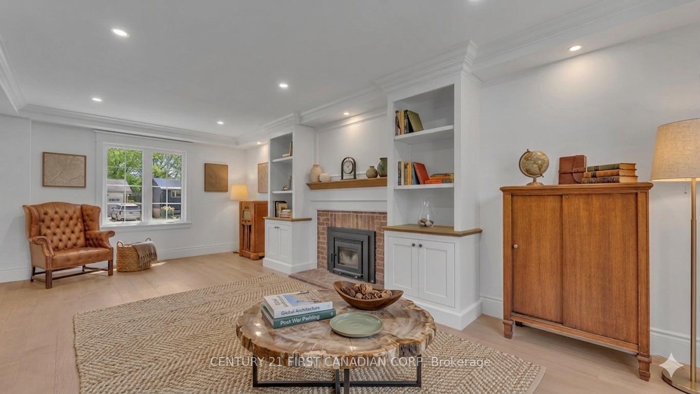 54 Lloyd Manor Crescent, London North — photo 4 of 5