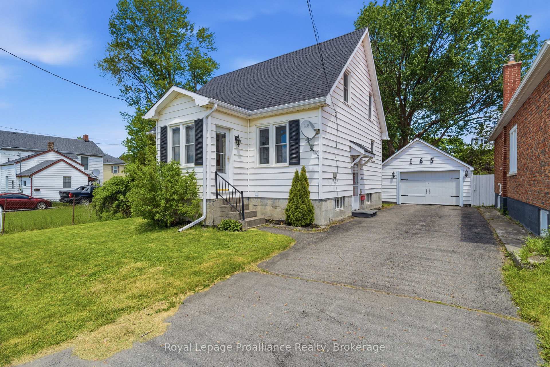 165 Lingham Street, Belleville — photo 2 of 5