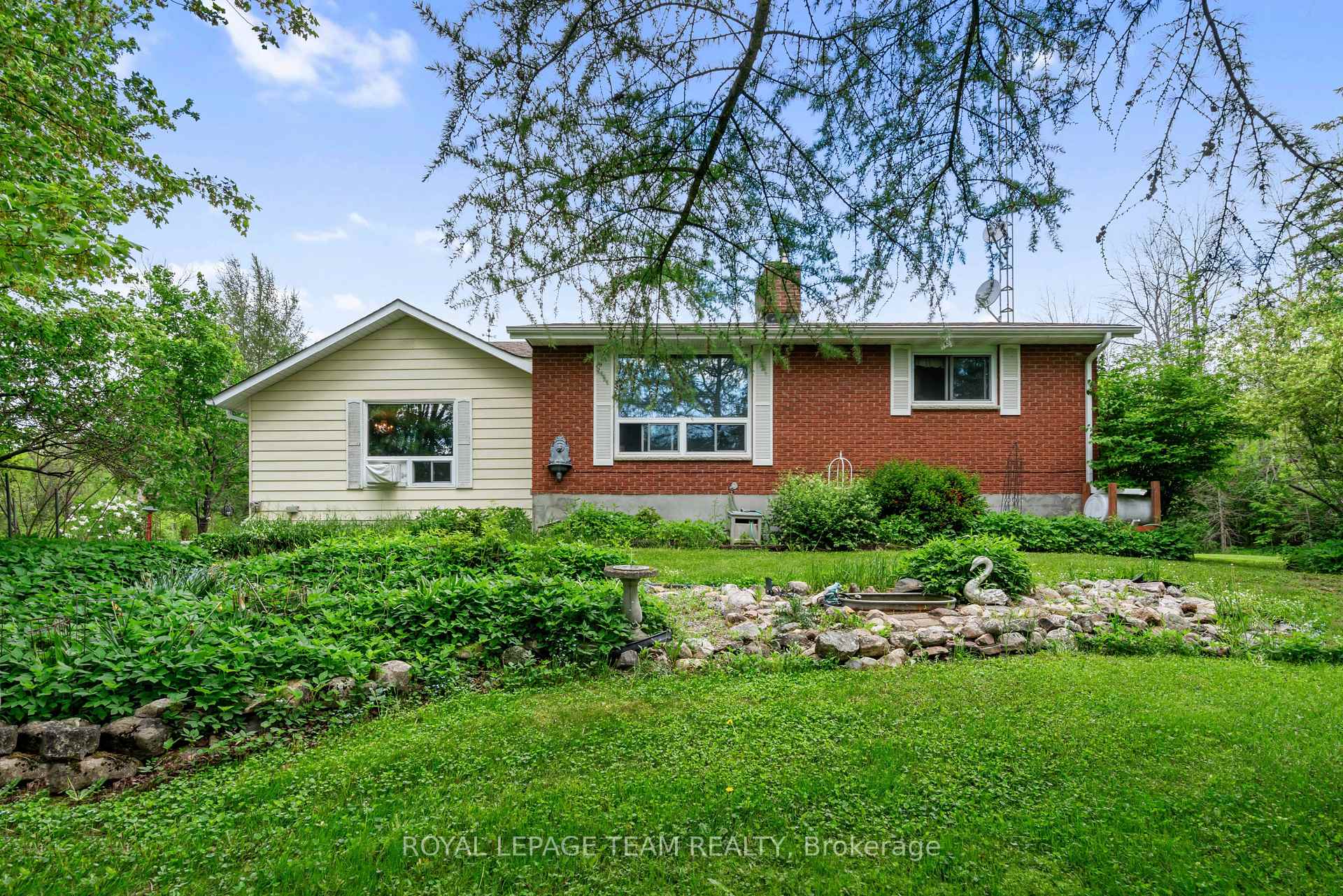 15615 Dixon Road, South Stormont, ON K0C 1R0 — South Stormont, Ontario