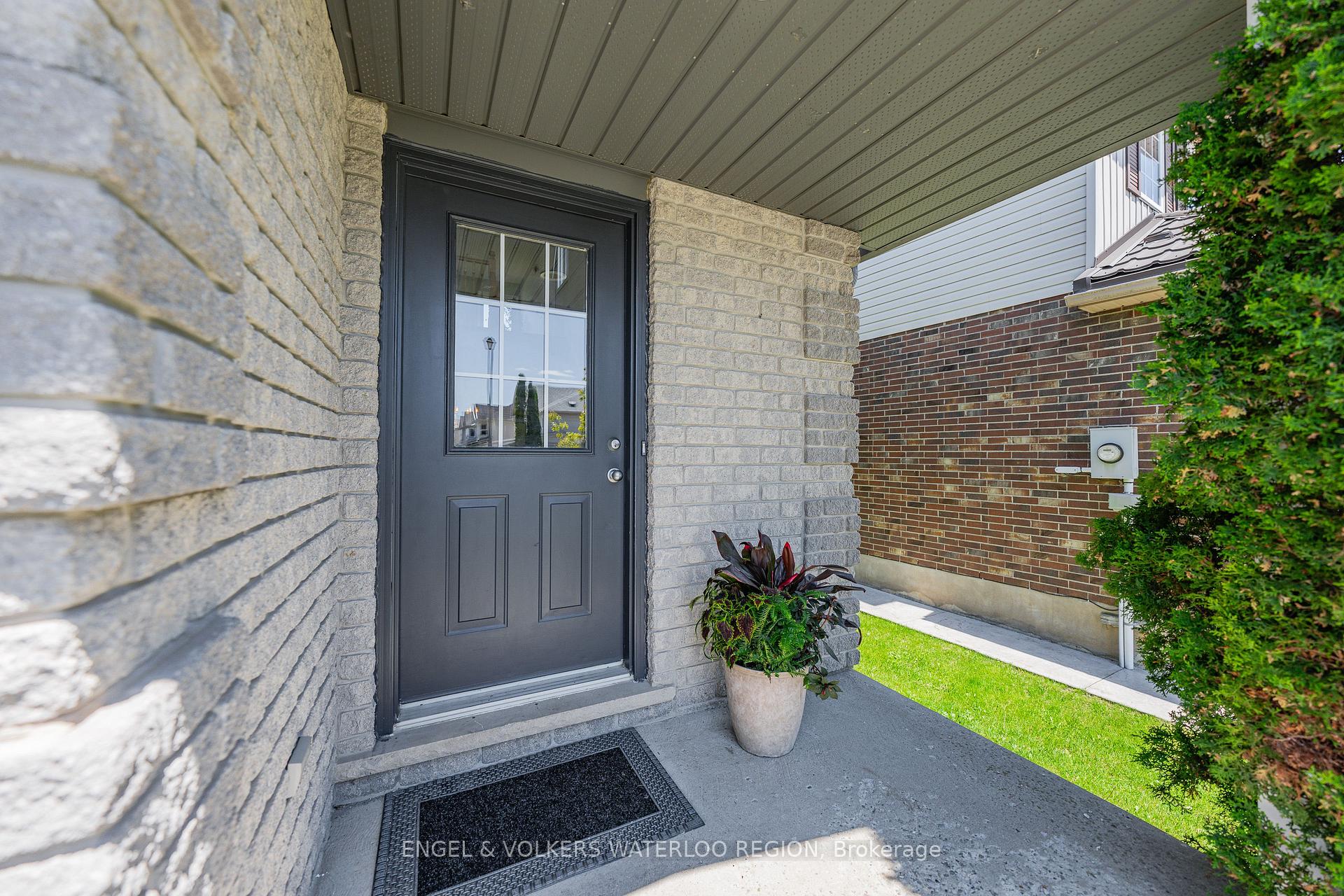 857 Brandenburg Boulevard, Waterloo — photo 3 of 5