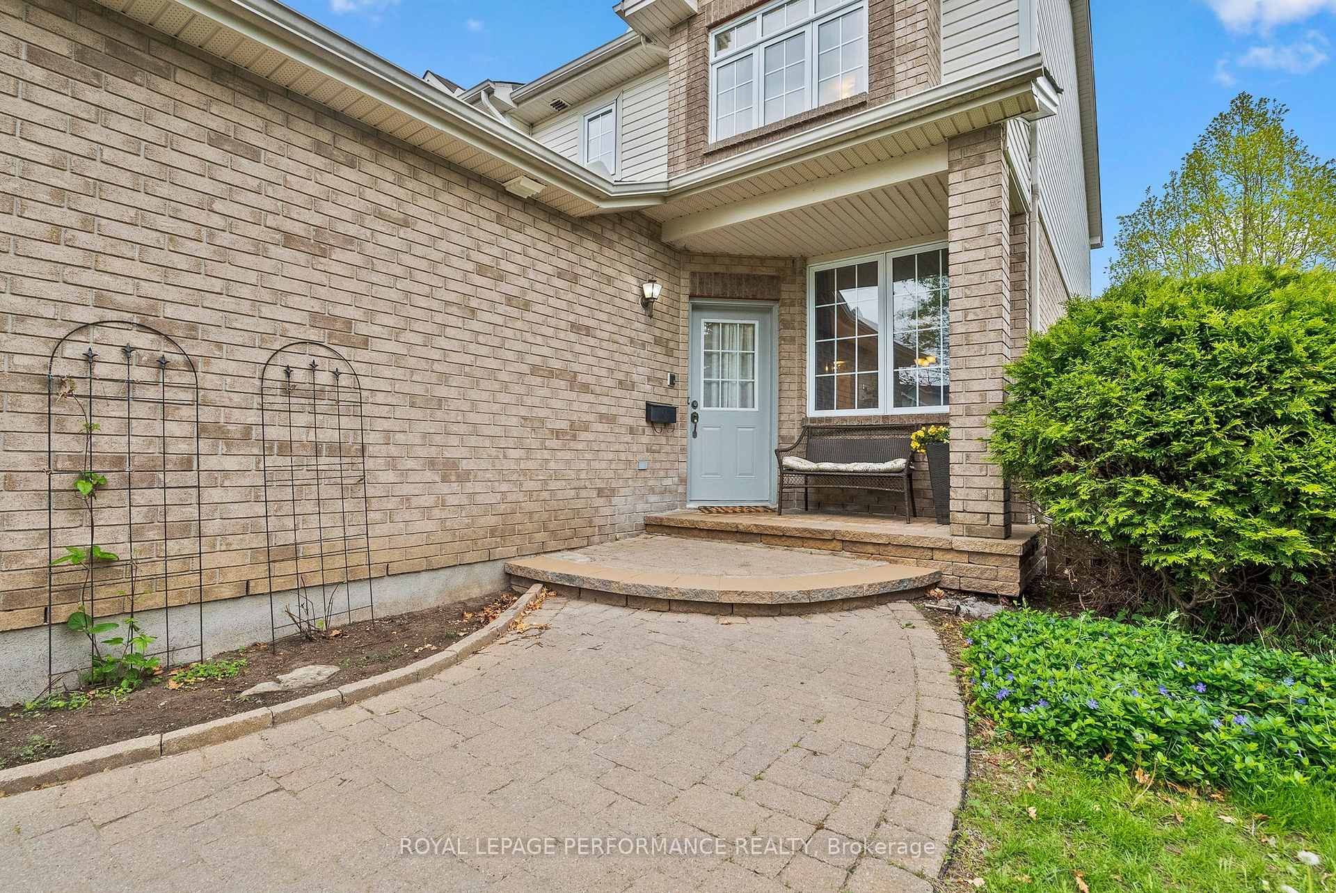 1071 Brasseur Crescent, Orleans - Cumberland and Area — photo 2 of 5