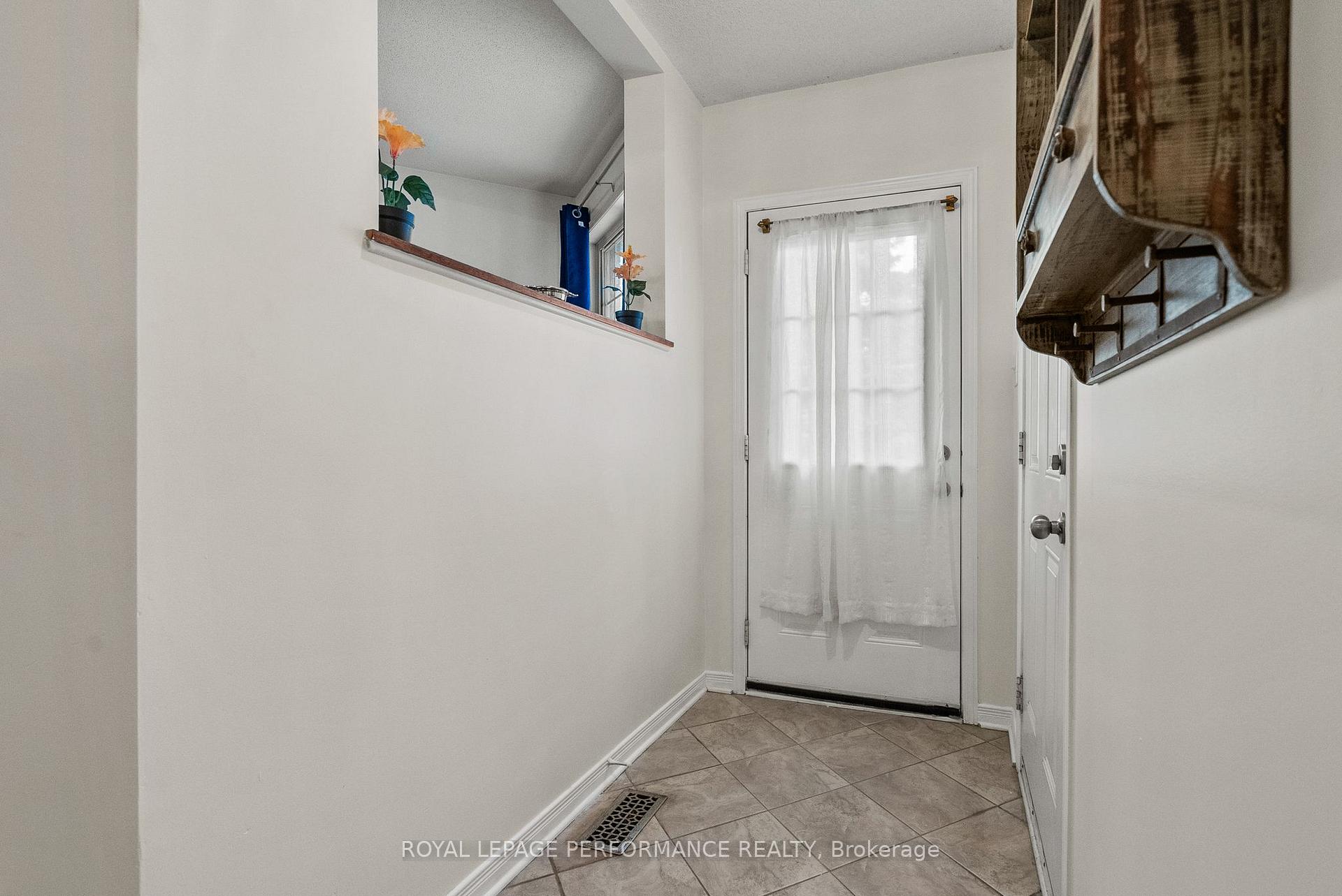 1071 Brasseur Crescent, Orleans - Cumberland and Area — photo 3 of 5