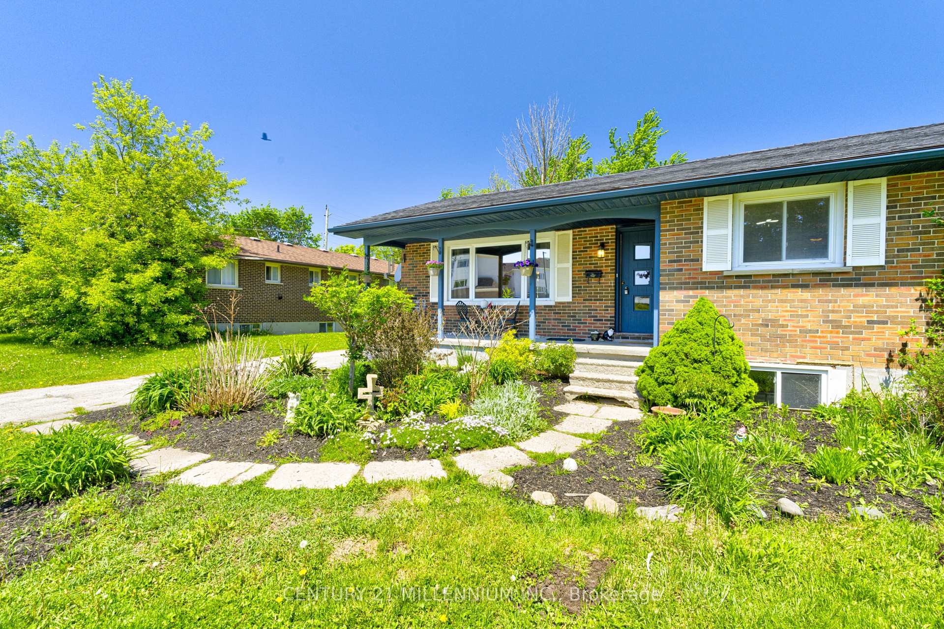 210 Centre Street, Shelburne — photo 2 of 5