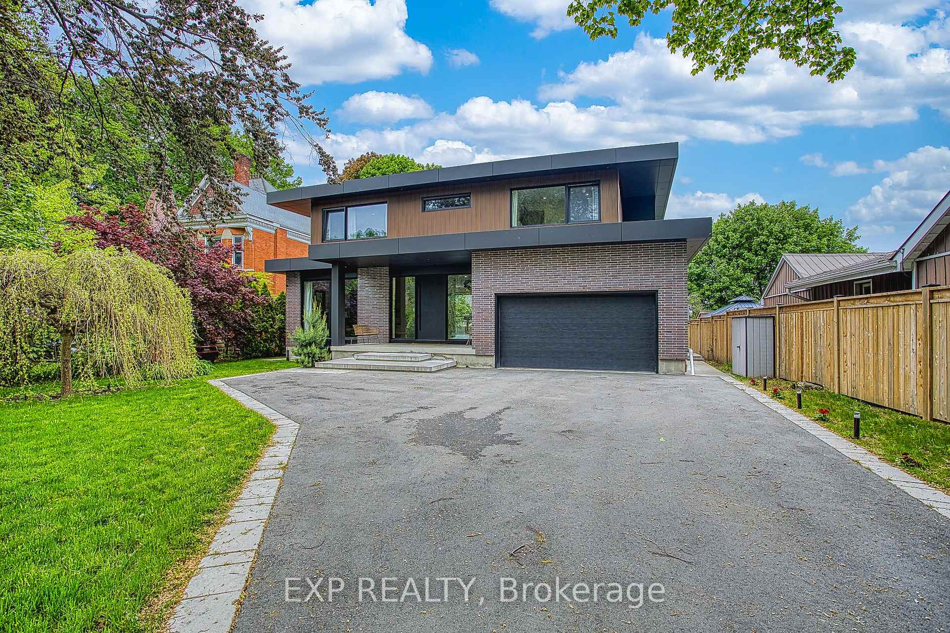 352 Main Street W, Grimsby — photo 2 of 5