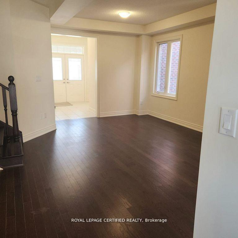 172 Bloomfield Crescent, Cambridge — photo 3 of 5