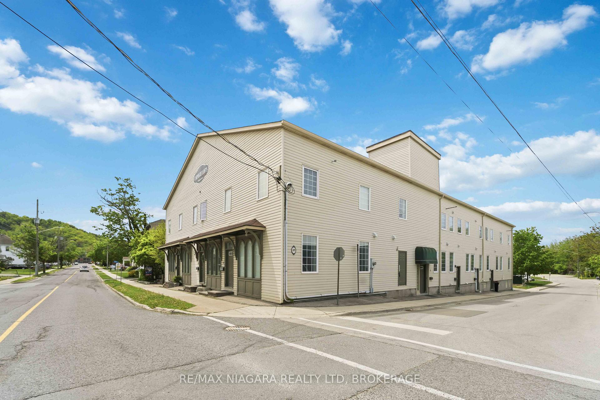 49 Ontario Street 2, Grimsby — photo 2 of 5