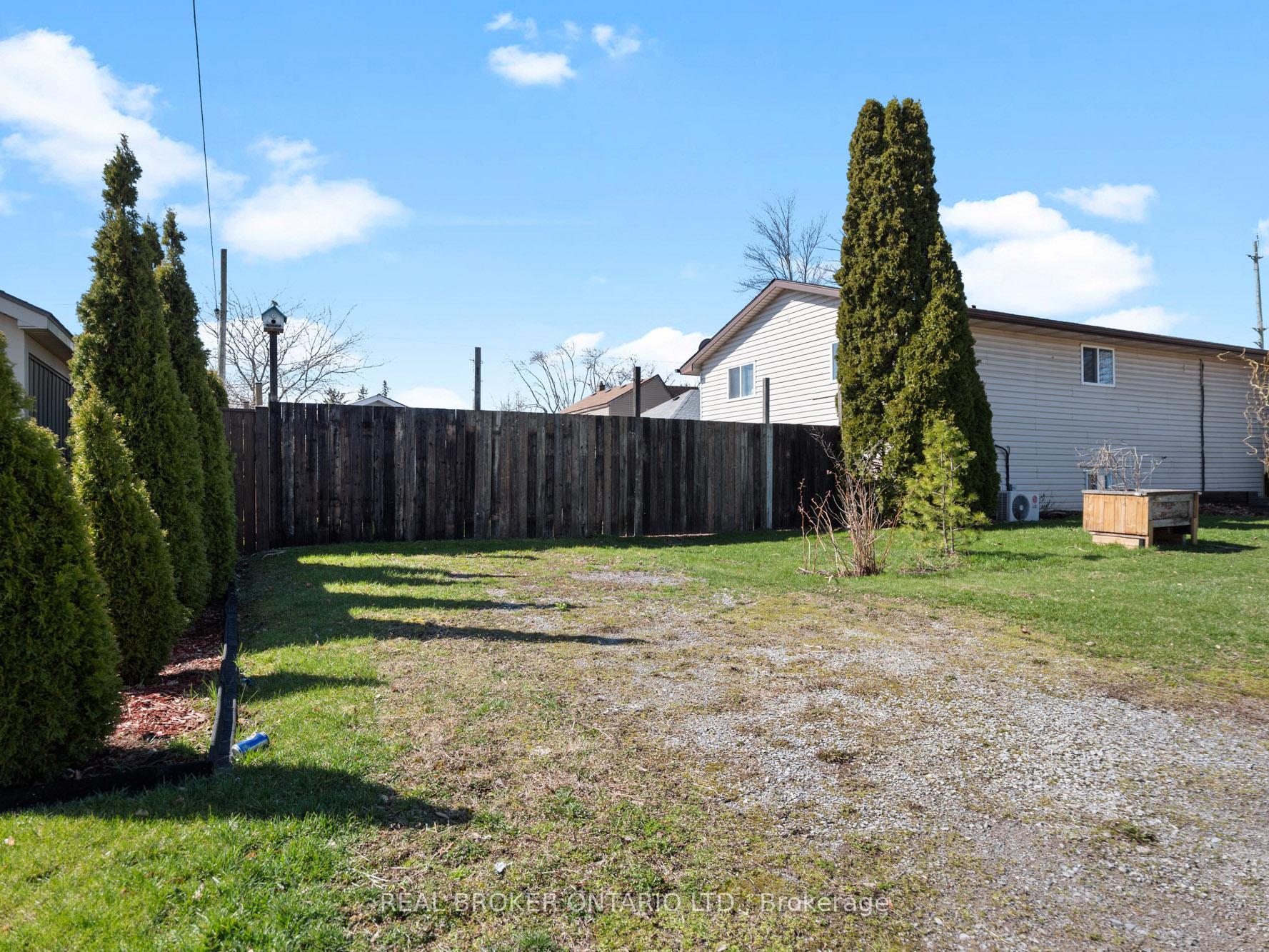 379 Southworth Street S, Welland — photo 2 of 5