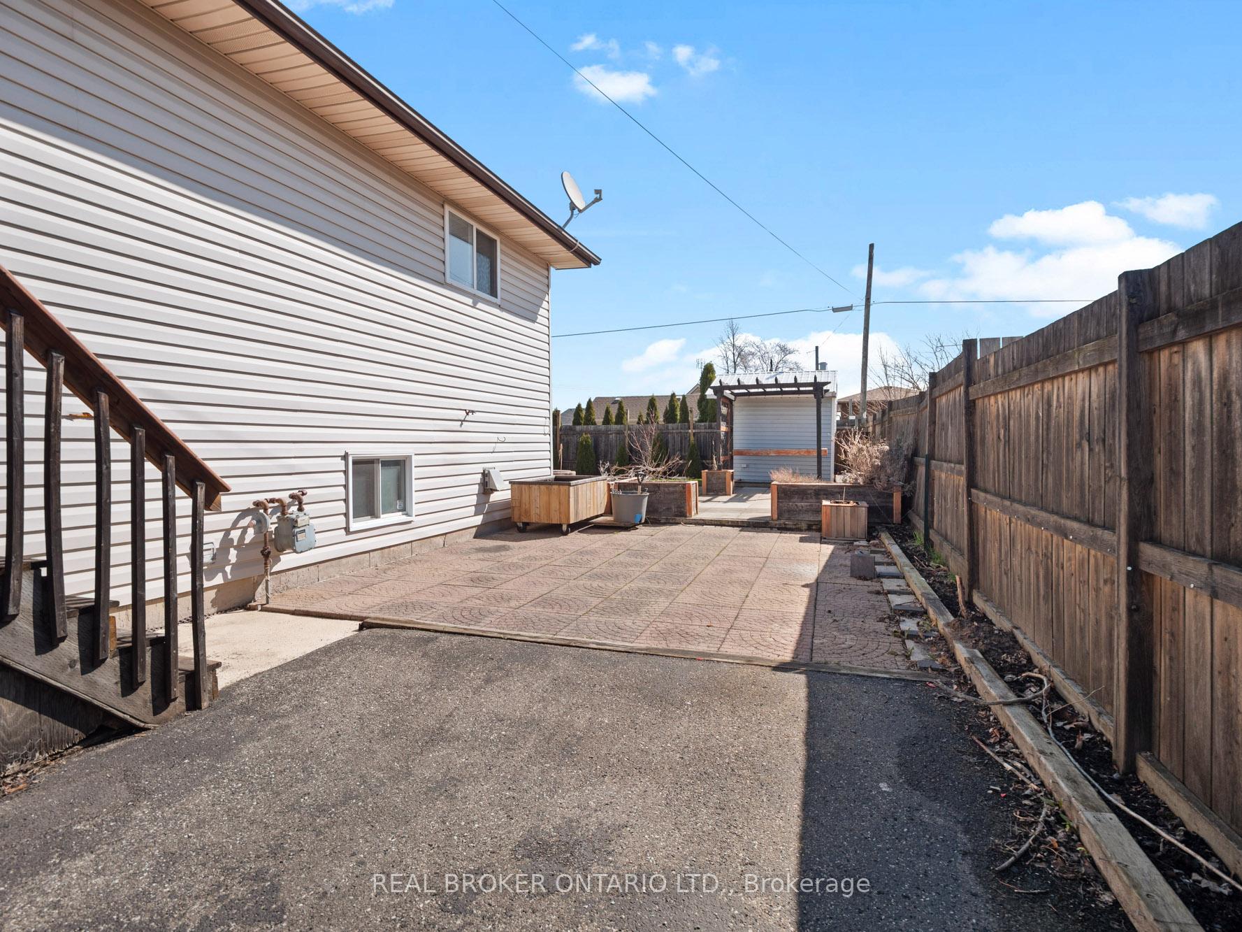 379 Southworth Street S, Welland — photo 3 of 5