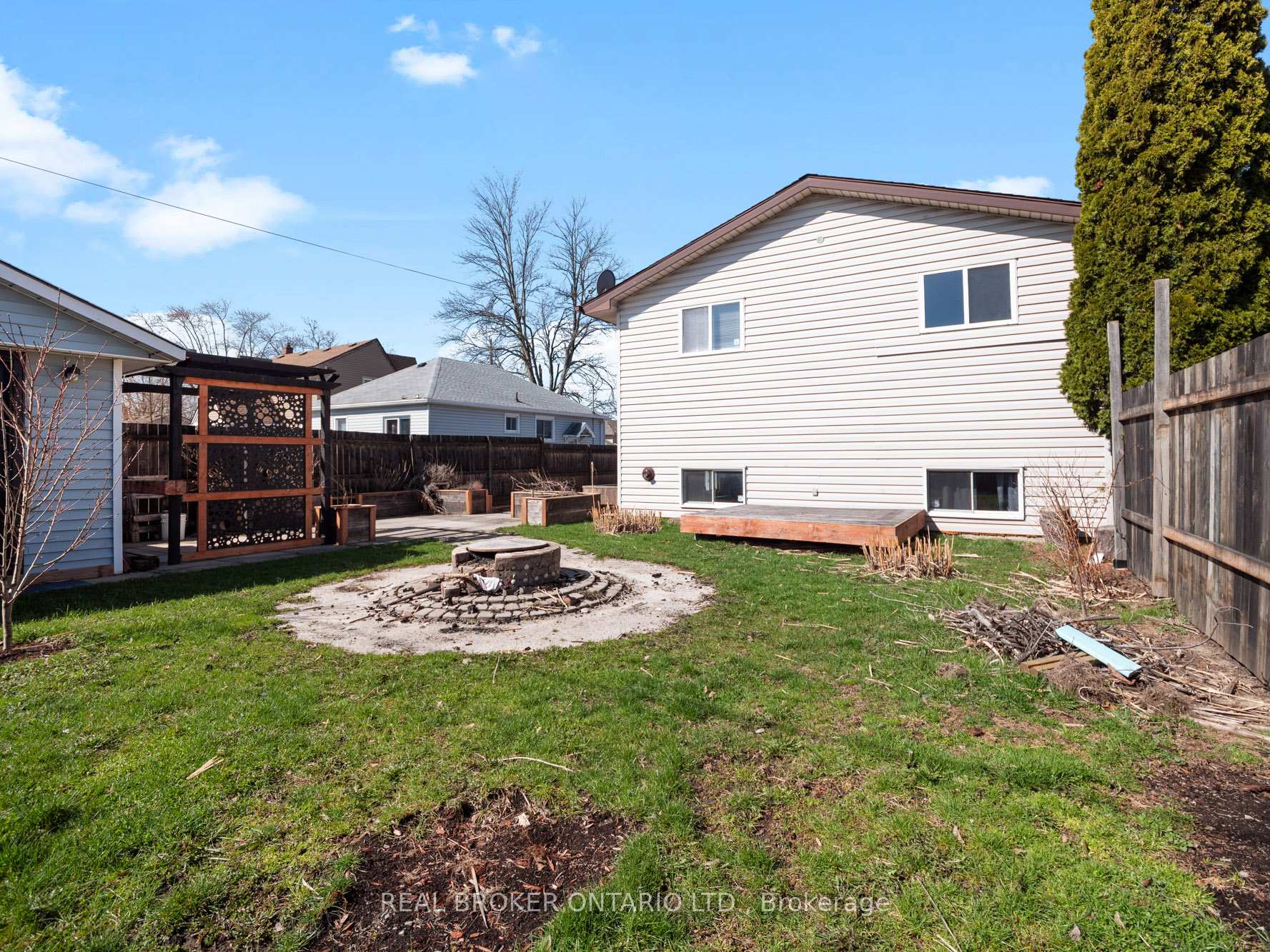 379 Southworth Street S, Welland — photo 4 of 5
