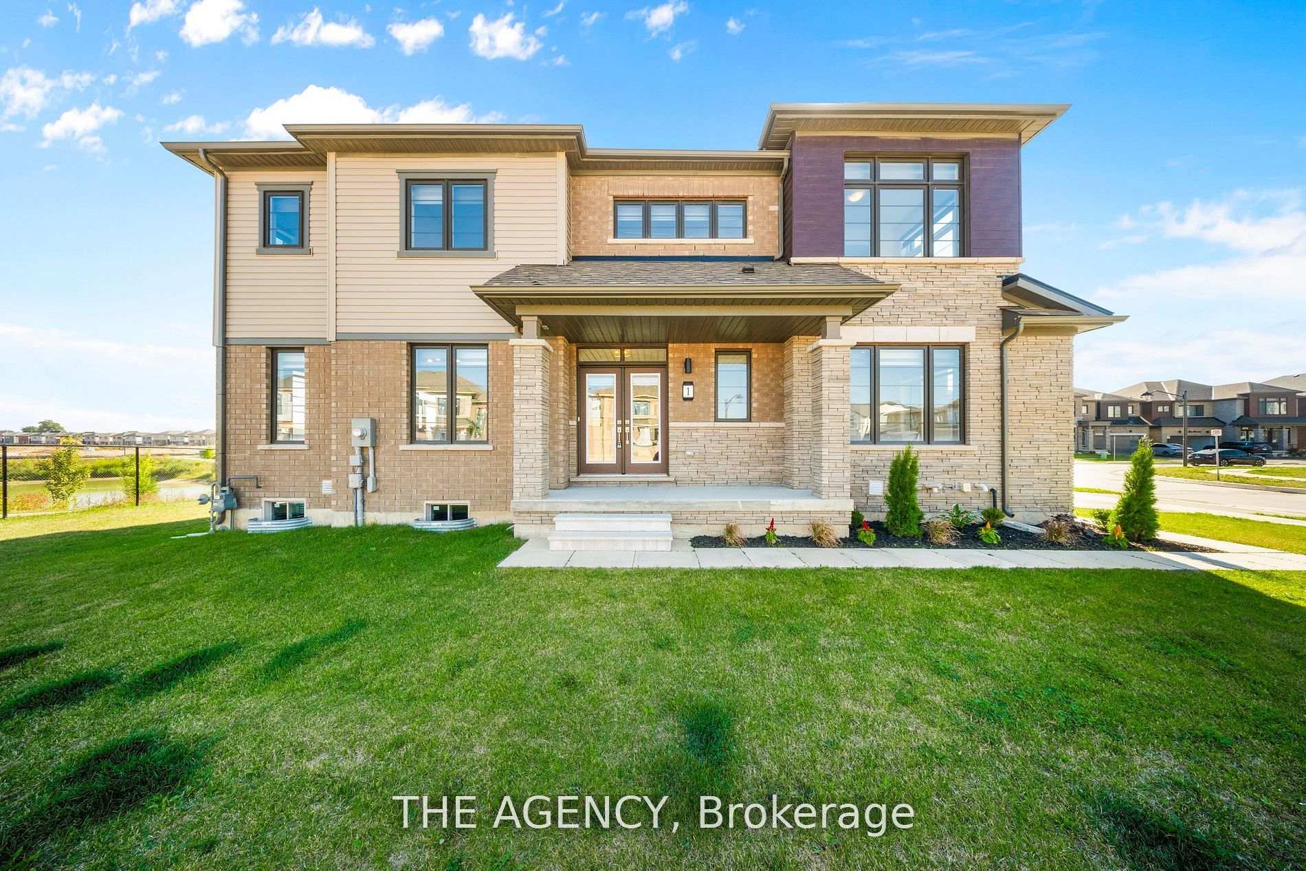 1 Bee Crescent, Brantford — photo 3 of 5