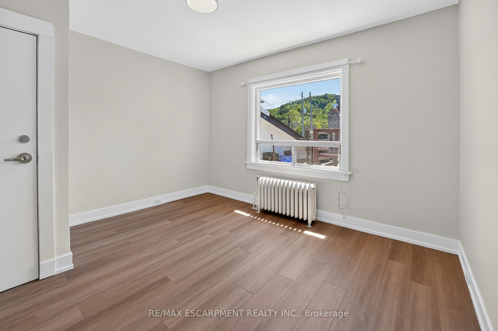 13 Main Street W #2, Grimsby — photo 4 of 5