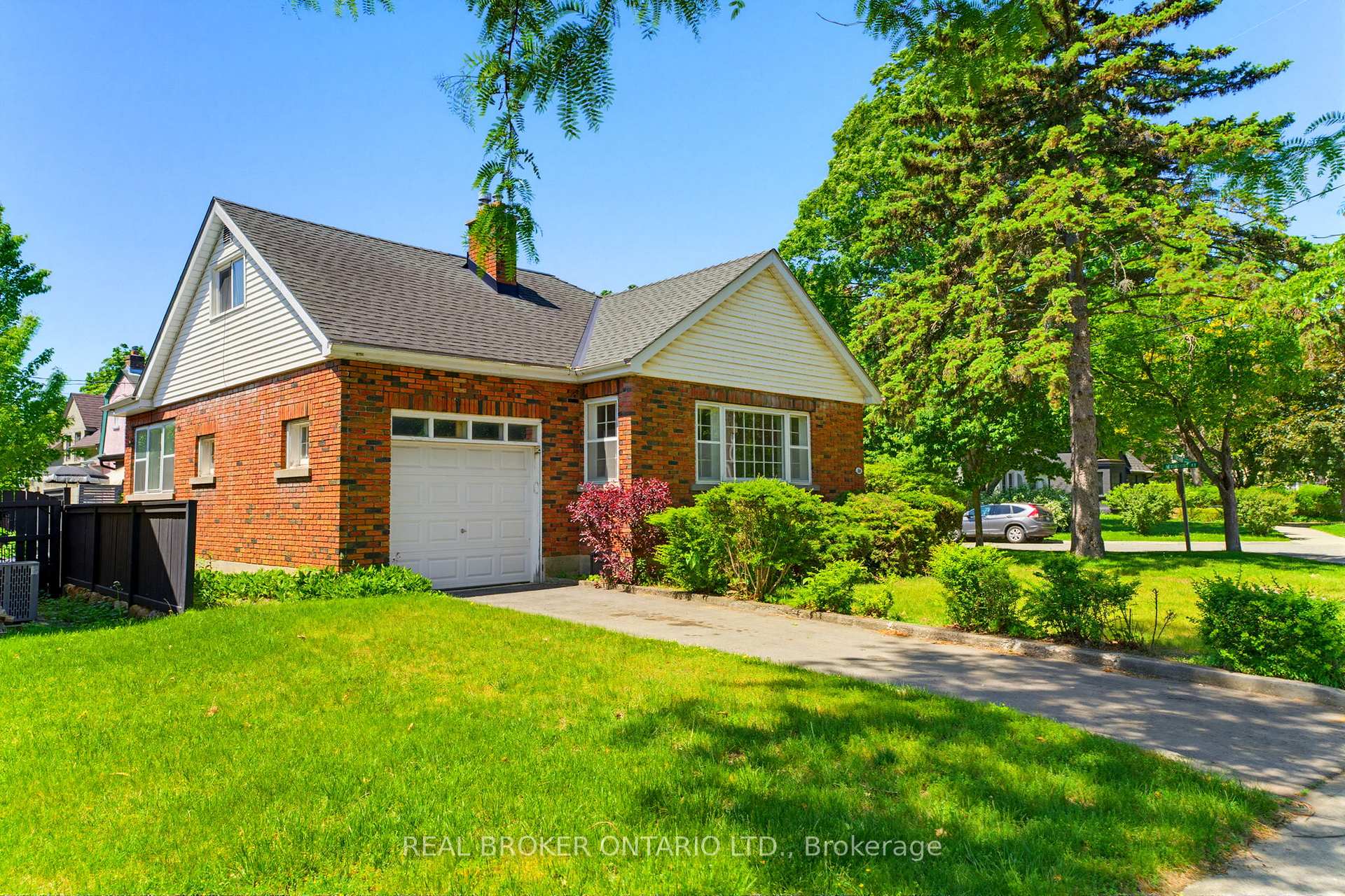 30 Lincoln Avenue, Brantford — photo 2 of 5