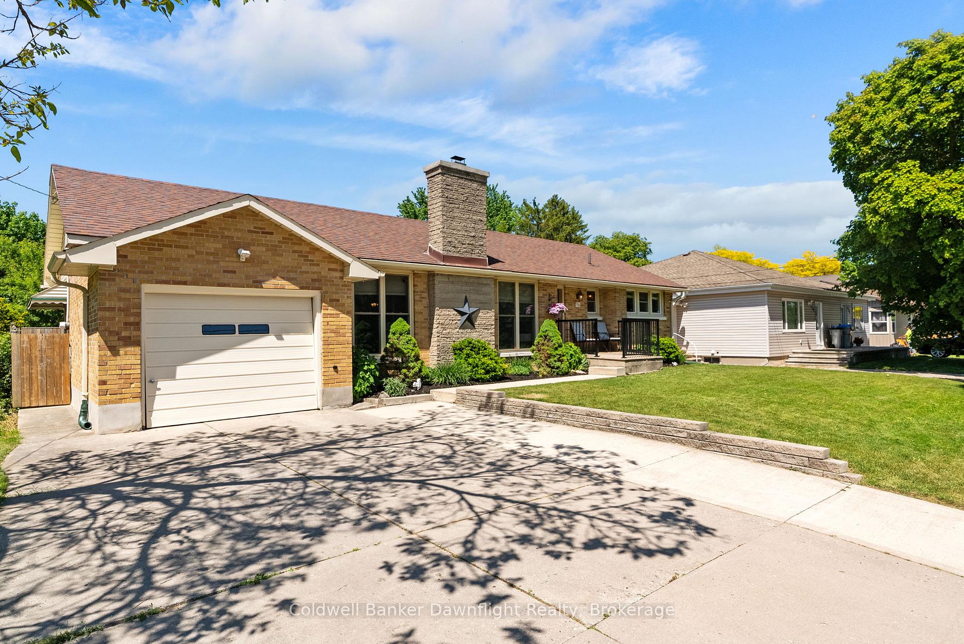 116 Sanders Street E, South Huron — photo 2 of 5