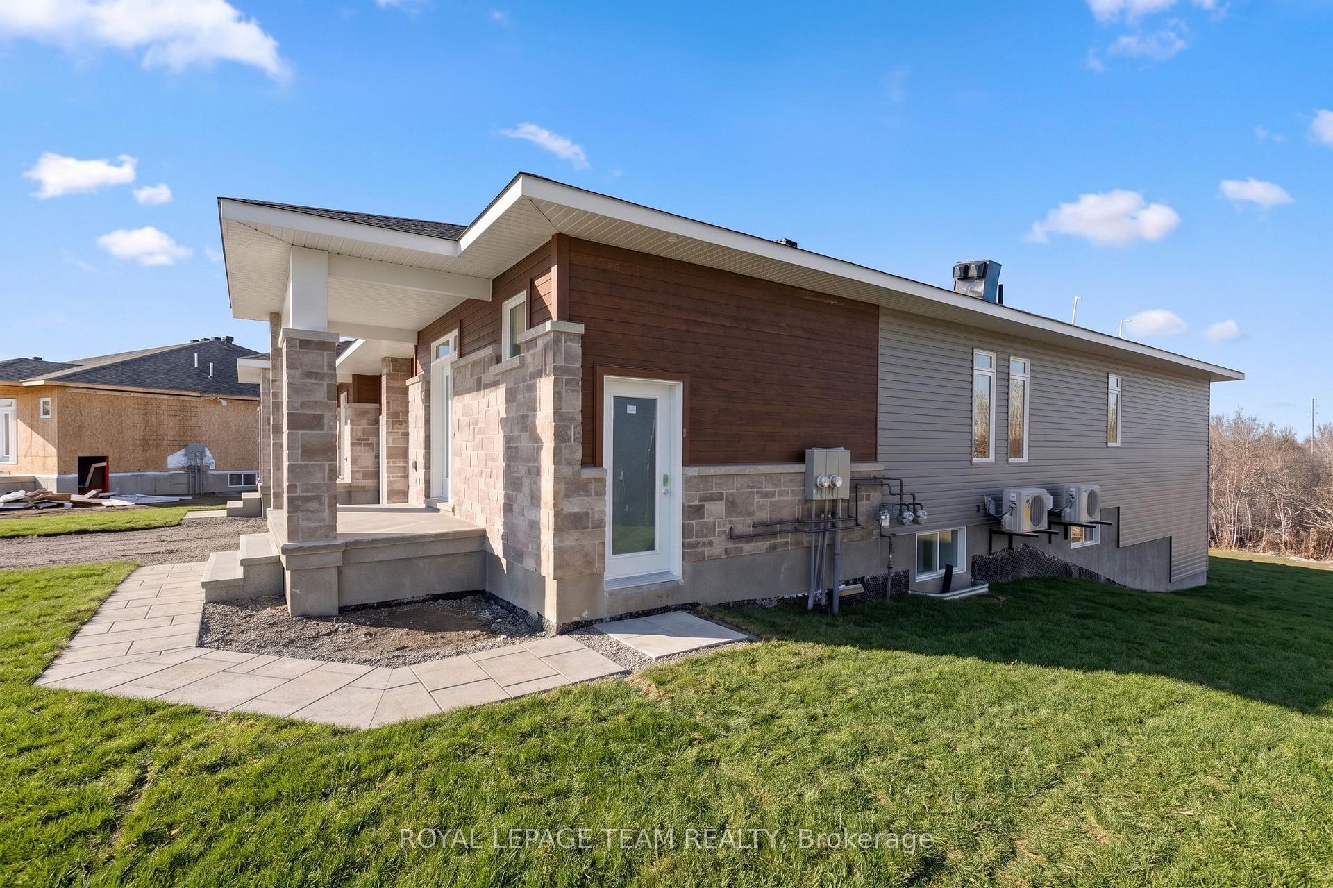 1102 Moore Street 2, Brockville — photo 2 of 5