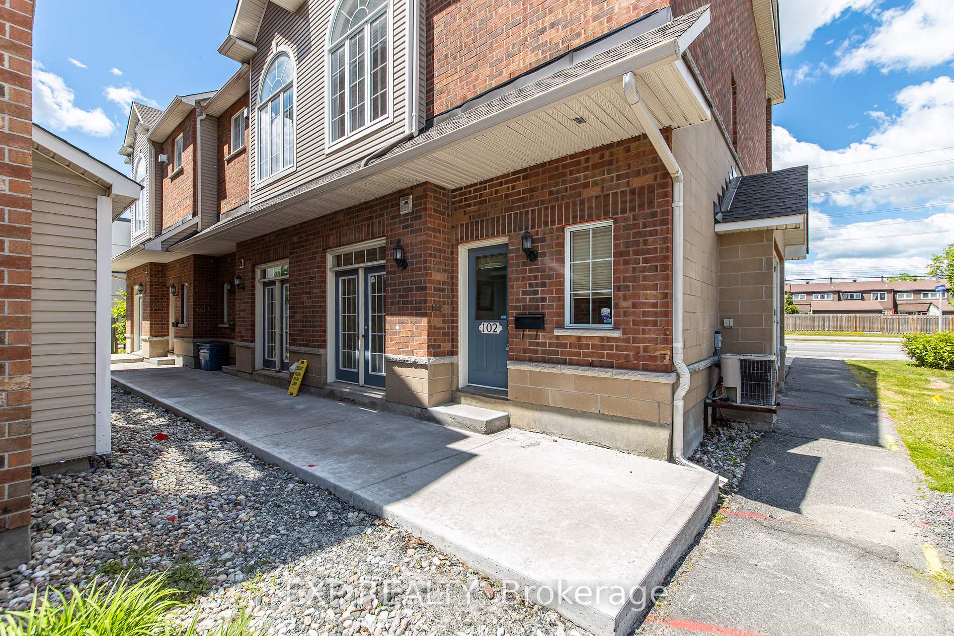 102 Gatestone Private, Beacon Hill North - South and Area — photo 2 of 5