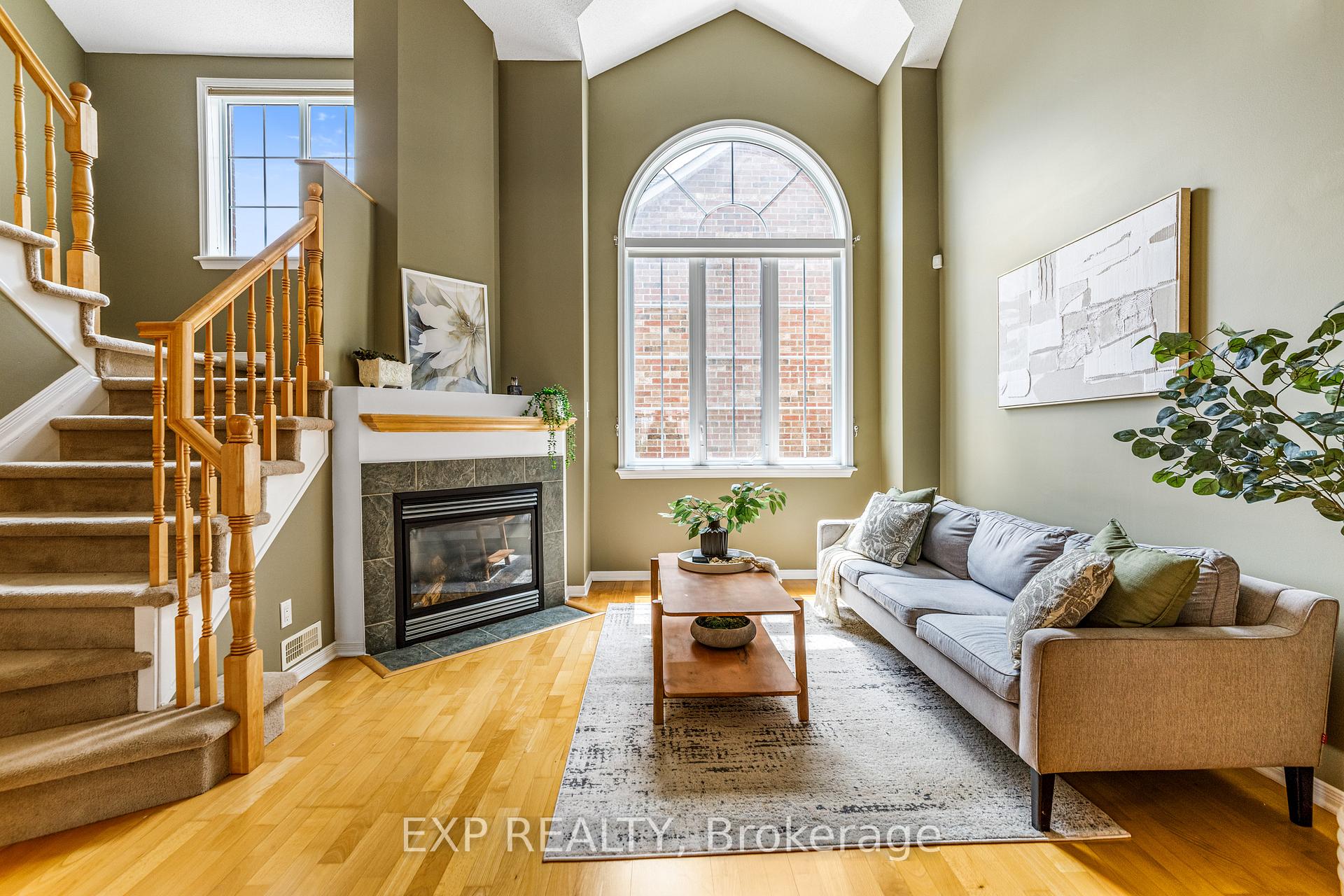 102 Gatestone Private, Beacon Hill North - South and Area — photo 3 of 5