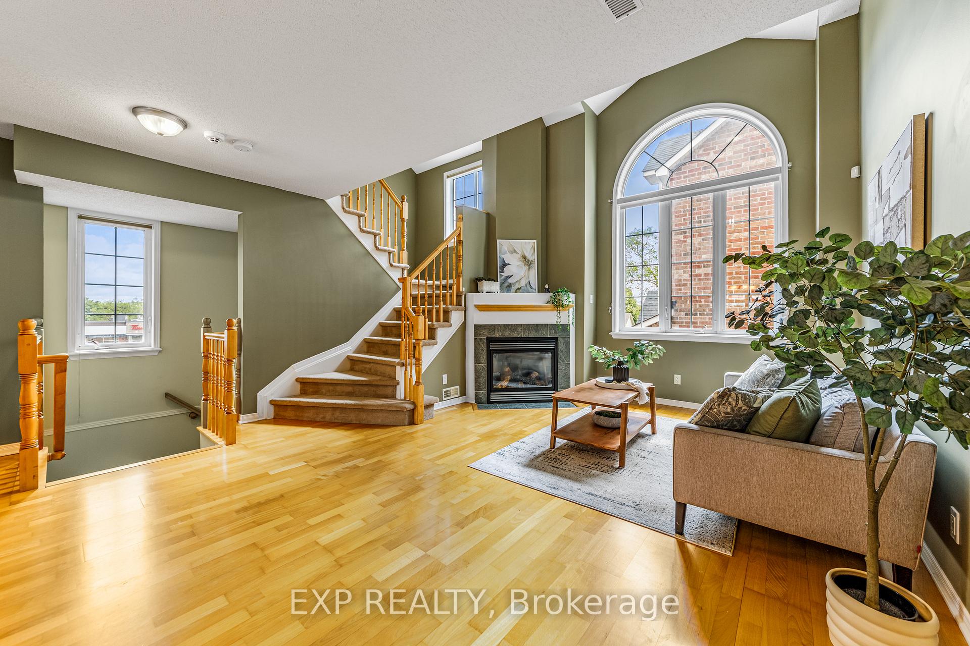 102 Gatestone Private, Beacon Hill North - South and Area — photo 4 of 5