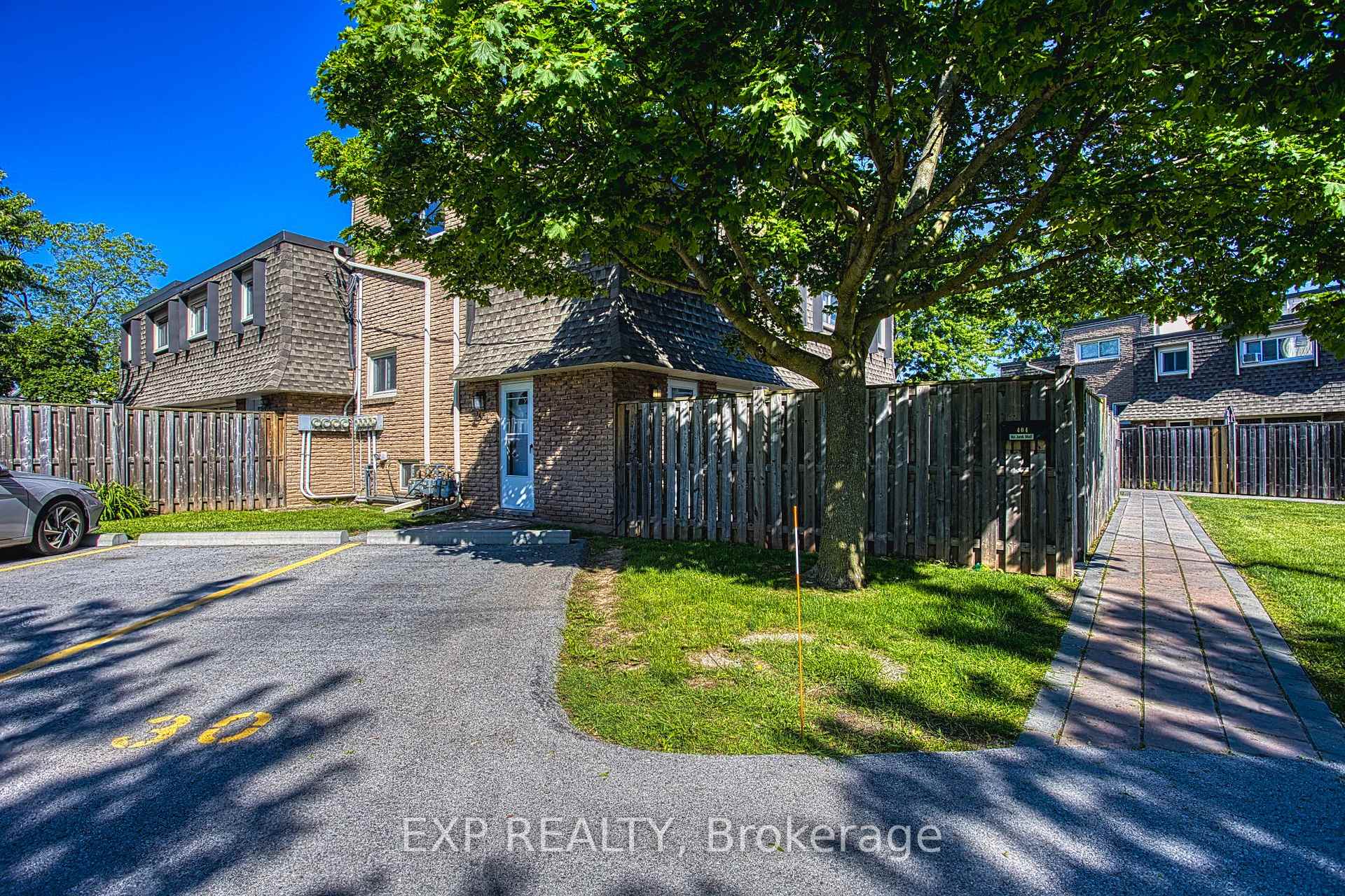 7 Viking Court 404, Grimsby, ON L3M 3T8 — Grimsby, Ontario