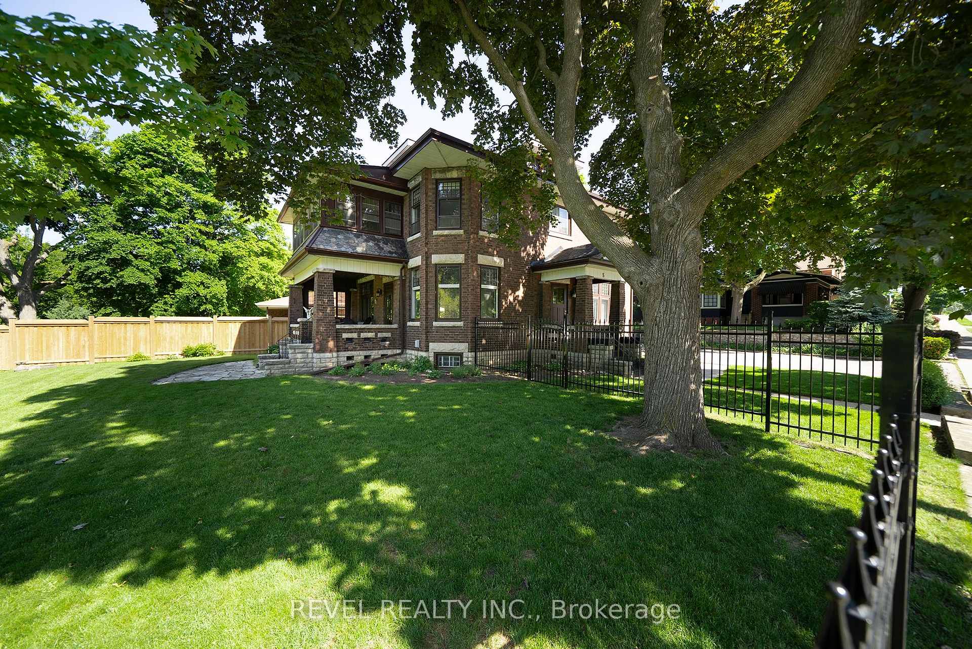 8 Abigail Avenue, Brantford — photo 4 of 5