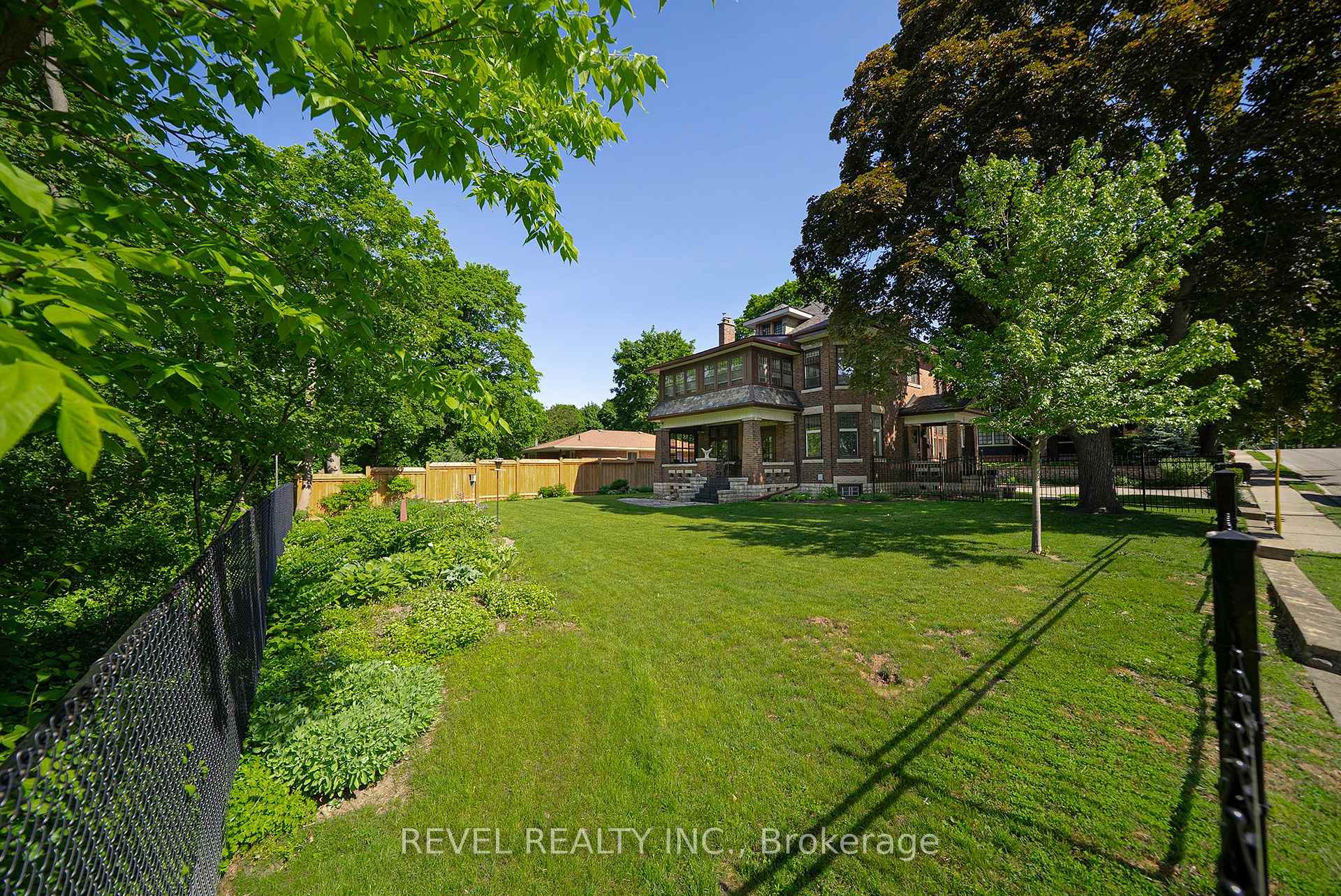 8 Abigail Avenue, Brantford — photo 5 of 5