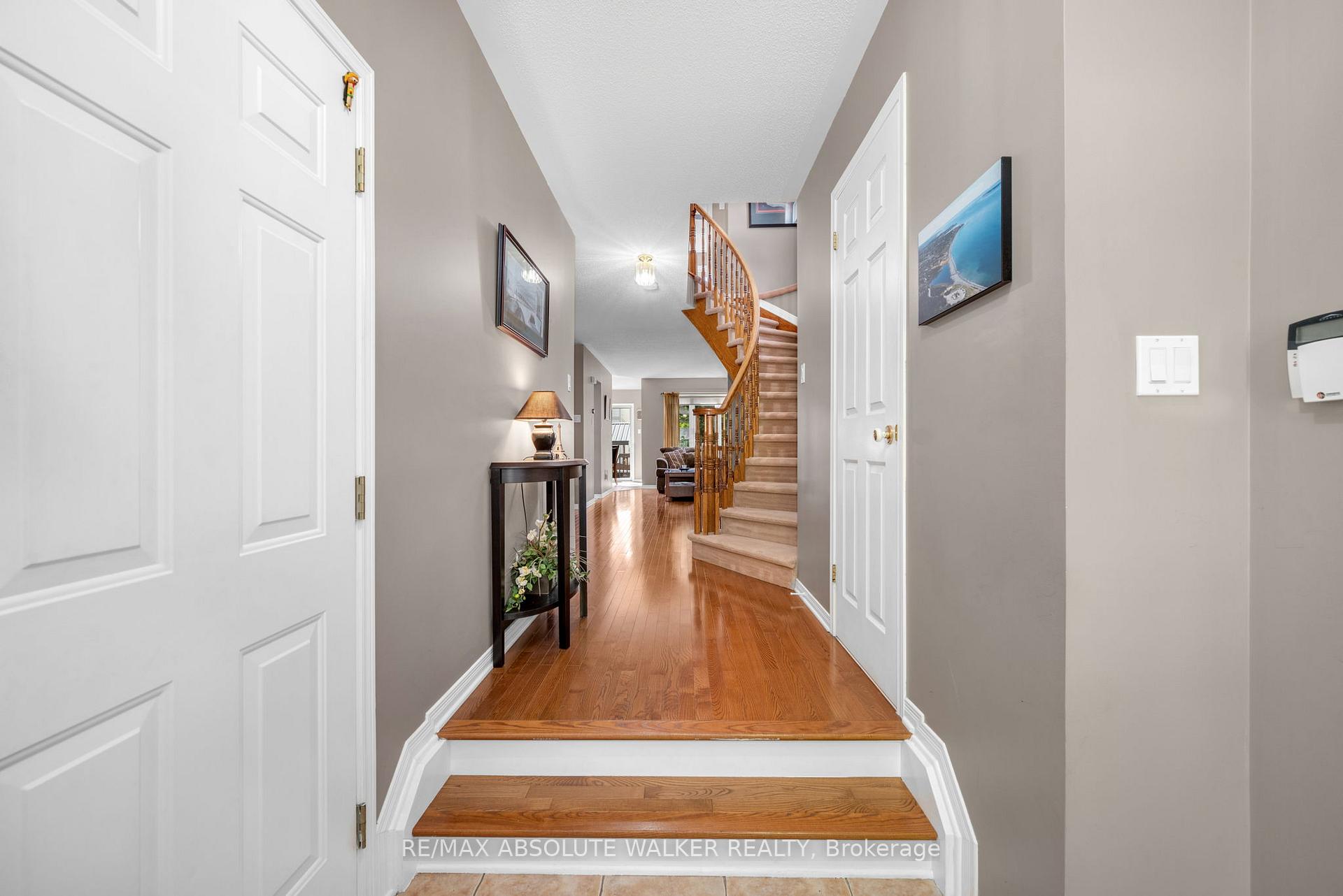 2010 Bergamot Circle, Orleans - Cumberland and Area — photo 3 of 5