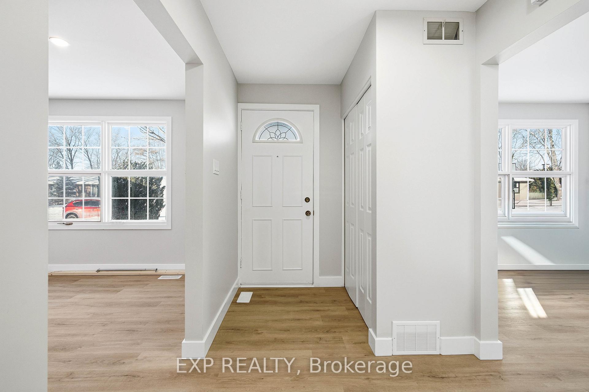 2158 Fillmore Crescent, Beacon Hill North - South and Area — photo 3 of 5