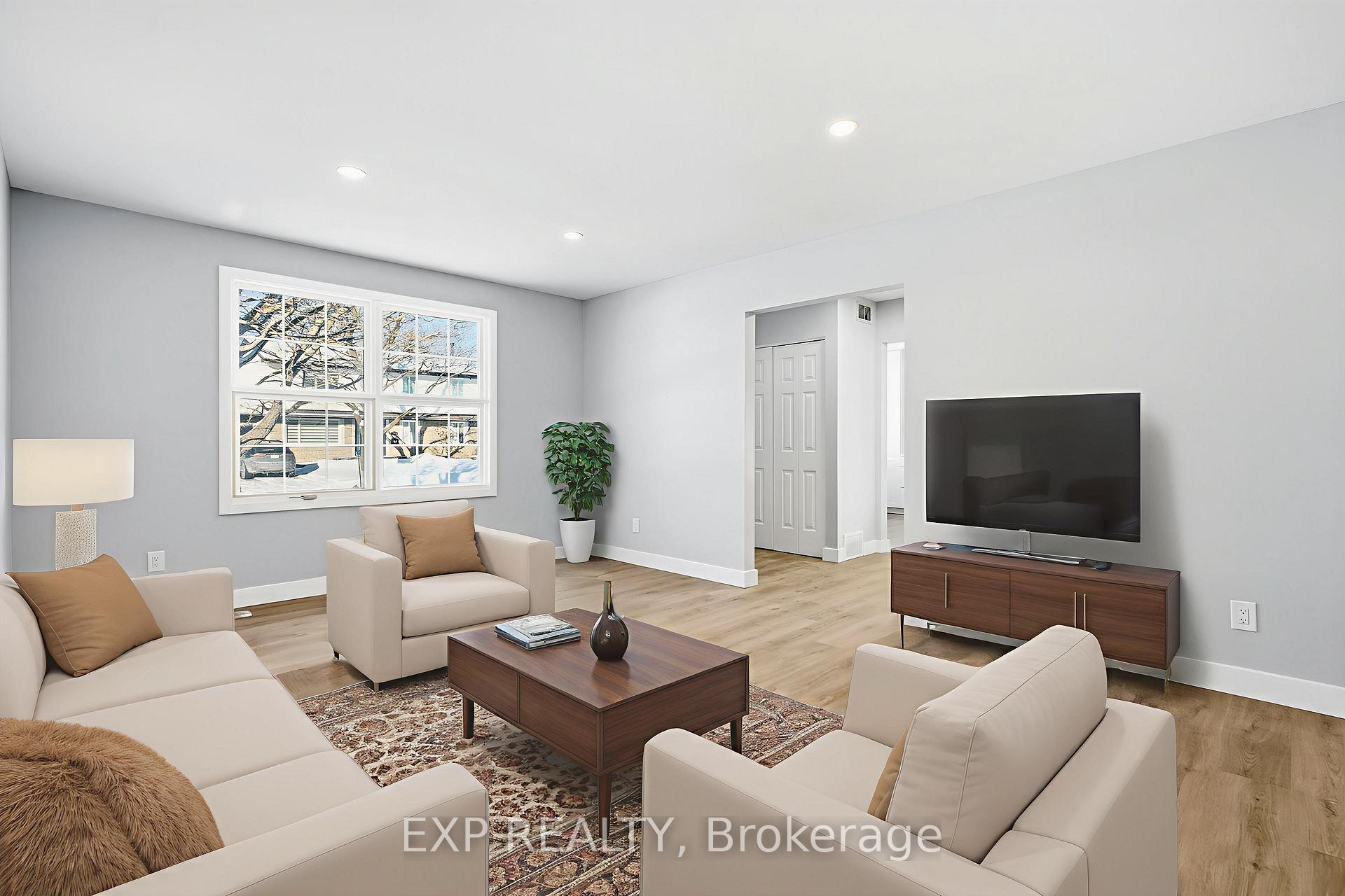 2158 Fillmore Crescent, Beacon Hill North - South and Area — photo 4 of 5