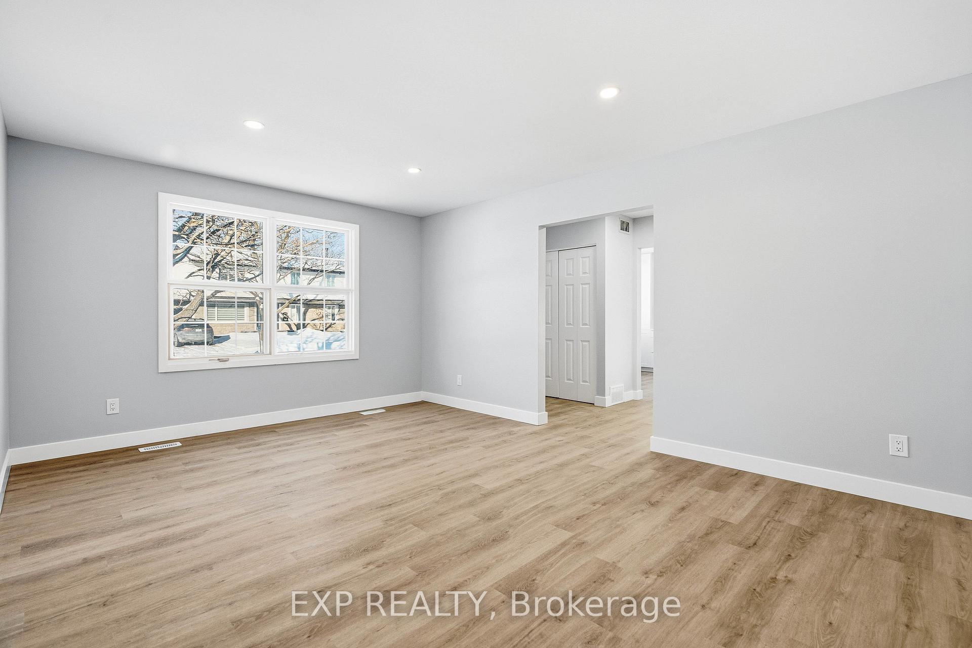 2158 Fillmore Crescent, Beacon Hill North - South and Area — photo 5 of 5