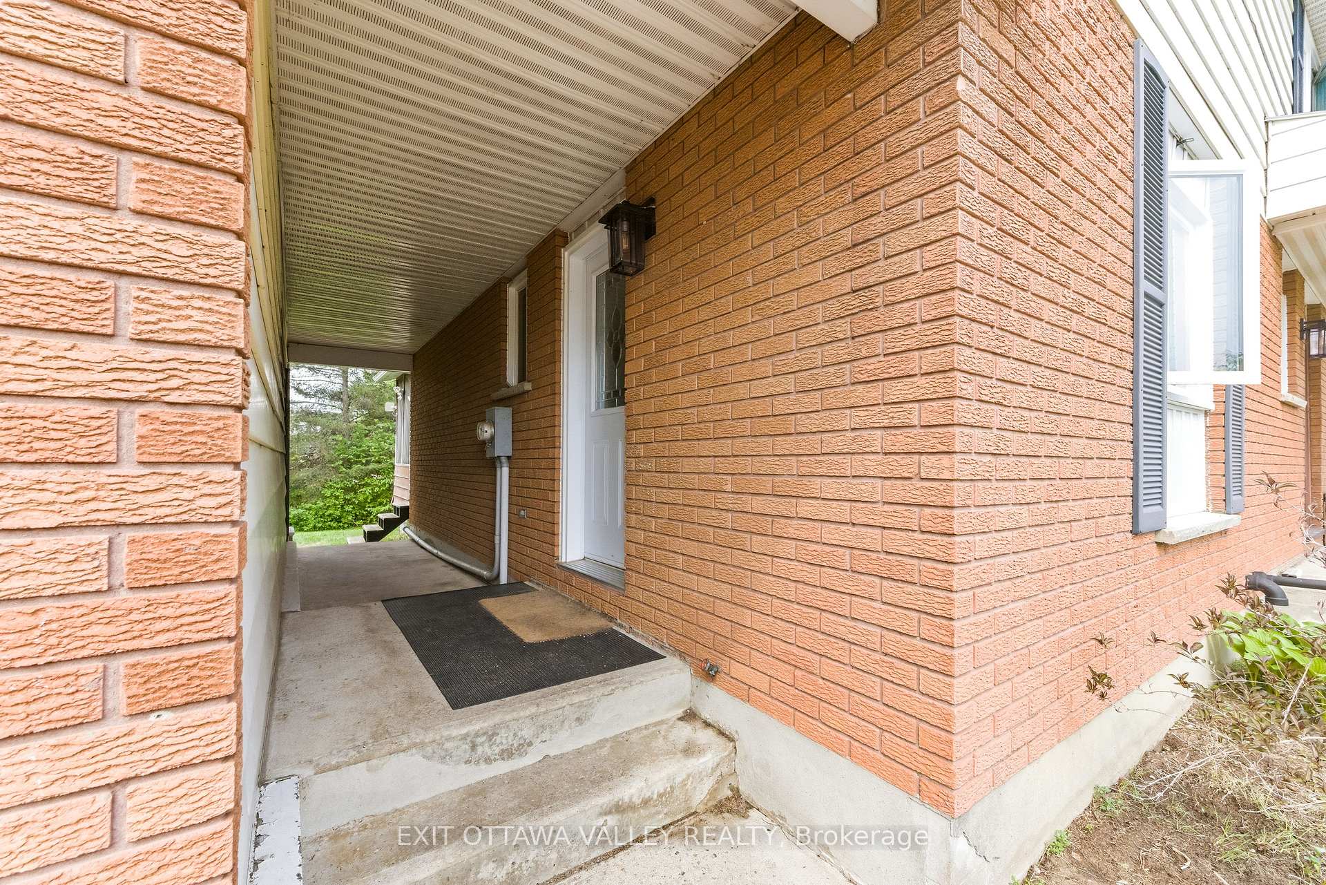 13 Tamarack Street, Deep River — photo 3 of 5