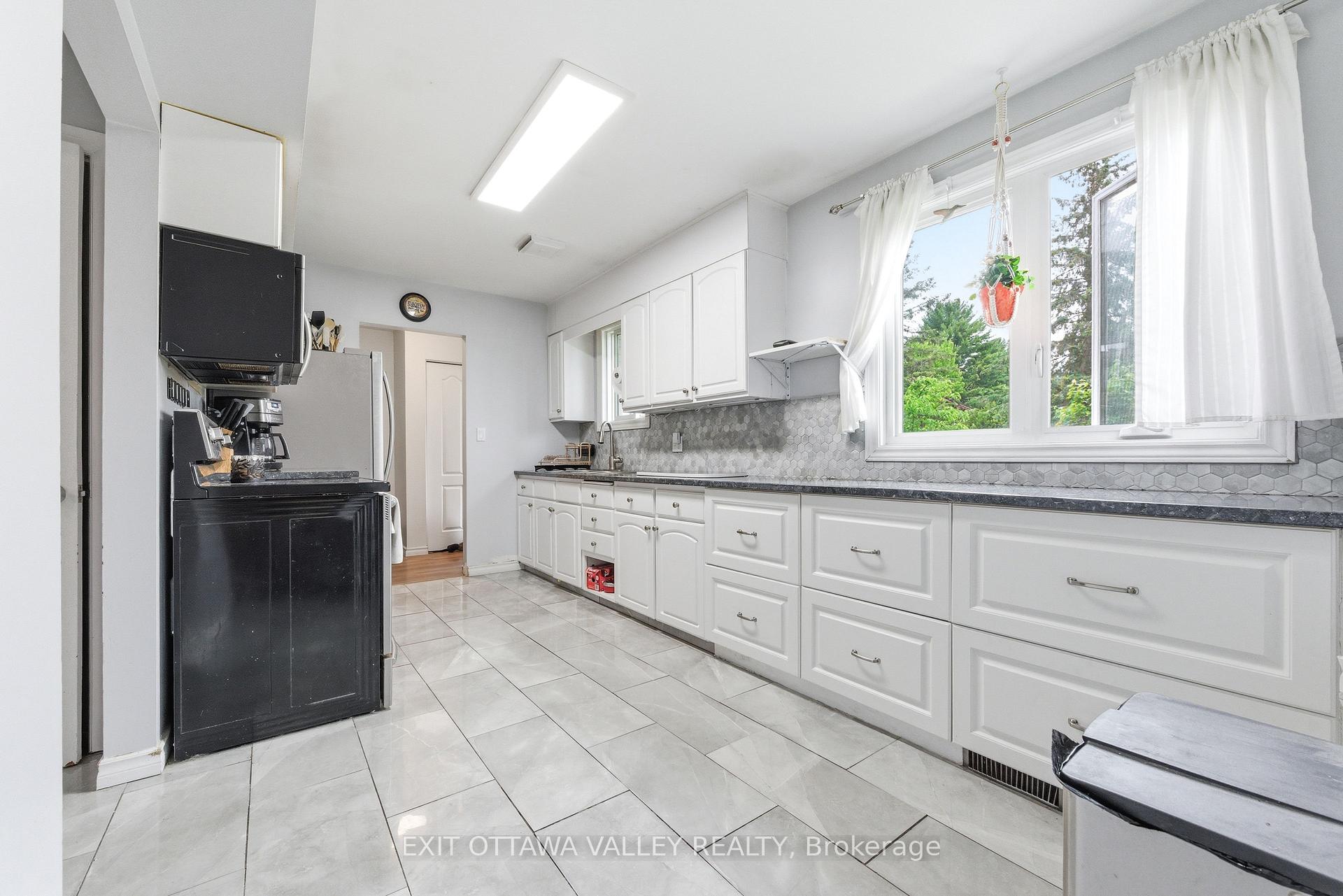 13 Tamarack Street, Deep River — photo 4 of 5