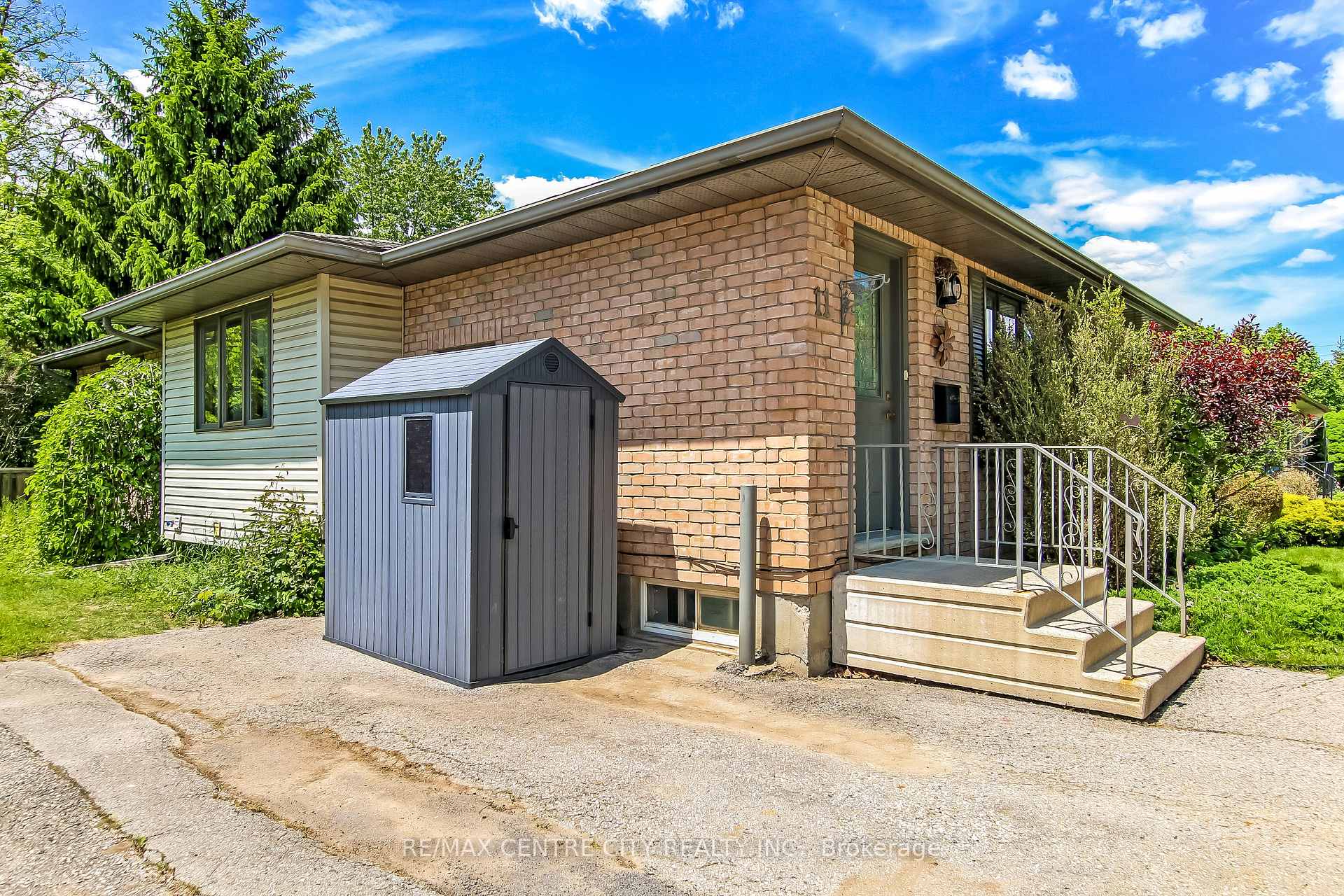 11 Willow Street, St. Thomas — photo 2 of 5